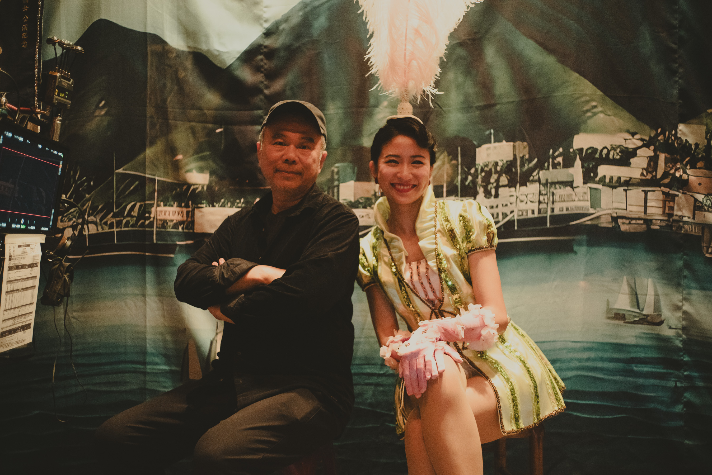 導演陳玉勳（左）被現場重現民國40年代歌舞團的氛圍深深打動，默默在一旁落淚，右為飾演歌舞團成員的9m88。（華文創提供）