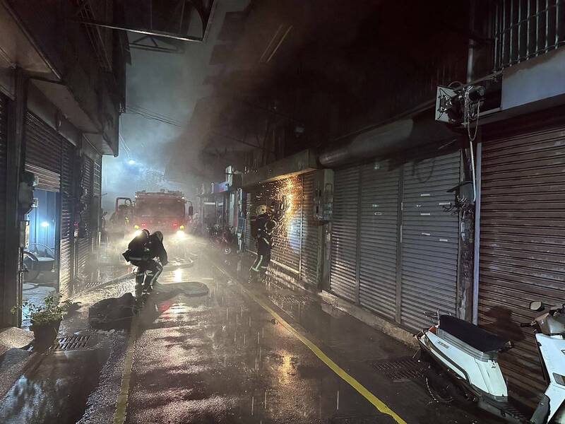 彰化市一處鐵皮倉庫9日晚間失火，延燒7戶。（翻攝畫面）