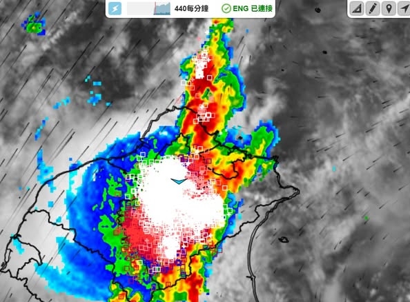 氣象專家吳聖宇直指，大台北上空觀測到每分鐘440次閃電。（翻攝自臉書@天氣職人-吳聖宇）