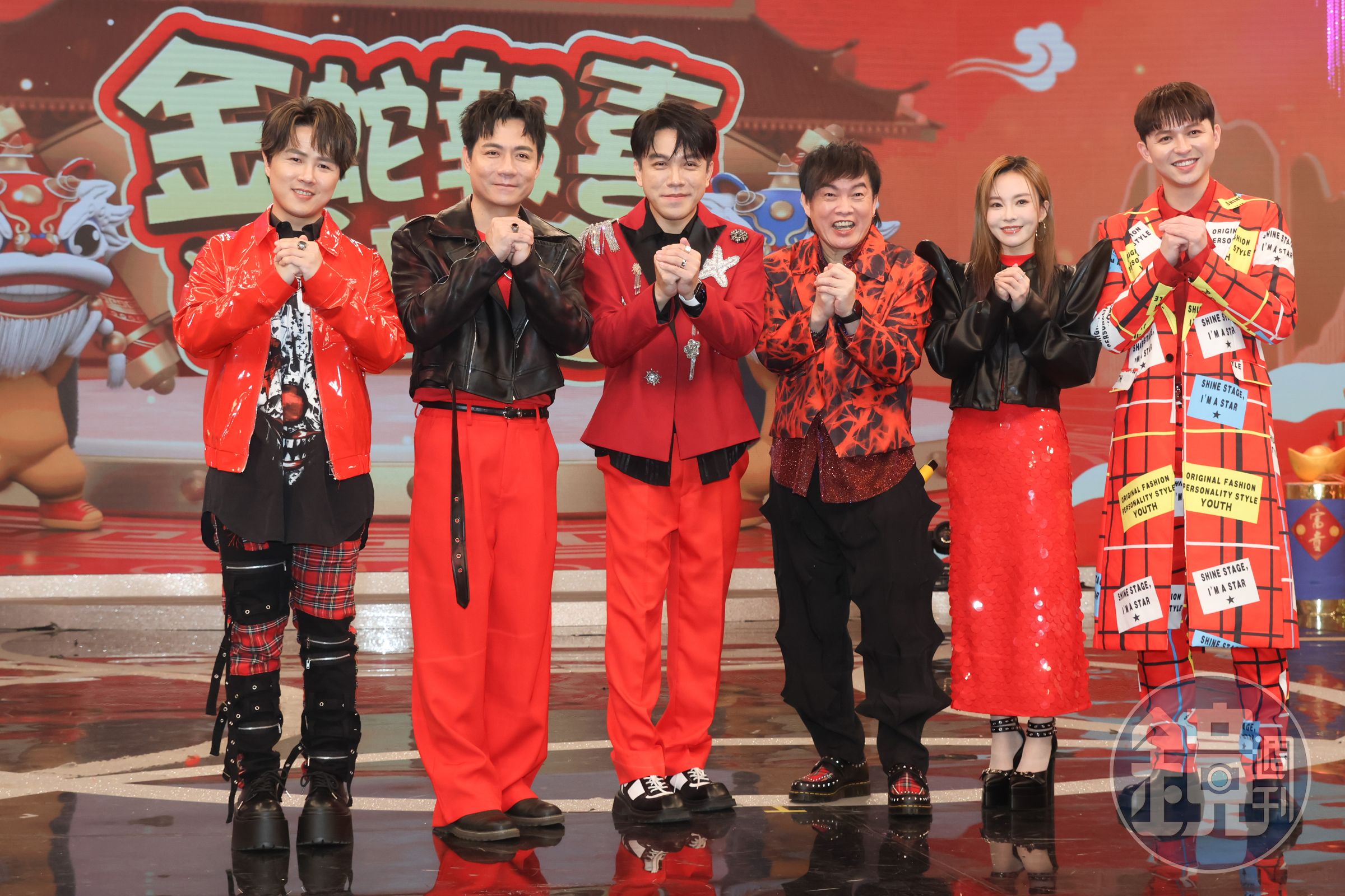陳孟賢（左起）、陳隨意、許志豪、康康、杜忻恬、李子森錄製中視除夕特別節目。