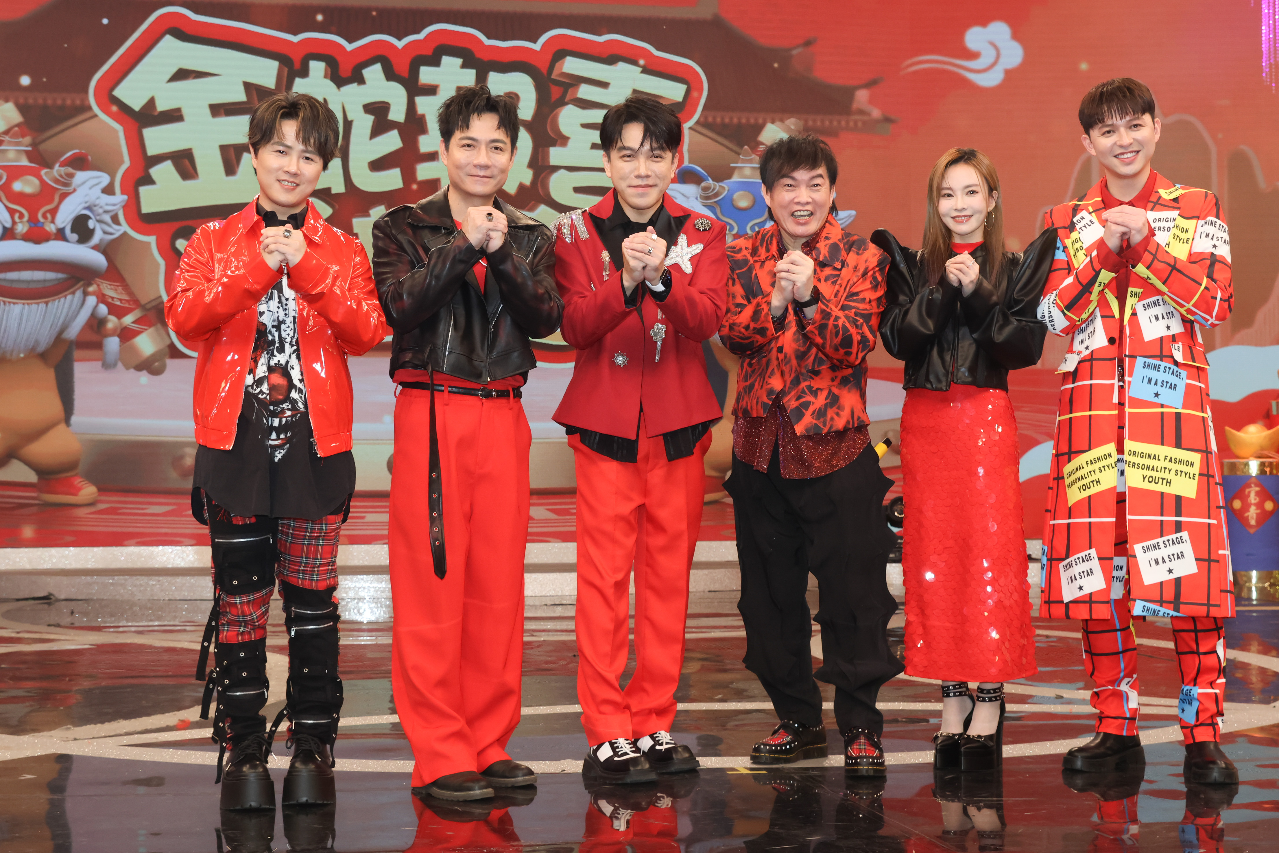 陳孟賢（左起）、陳隨意、許志豪、康康、杜忻恬、李子森錄製中視除夕特別節目。