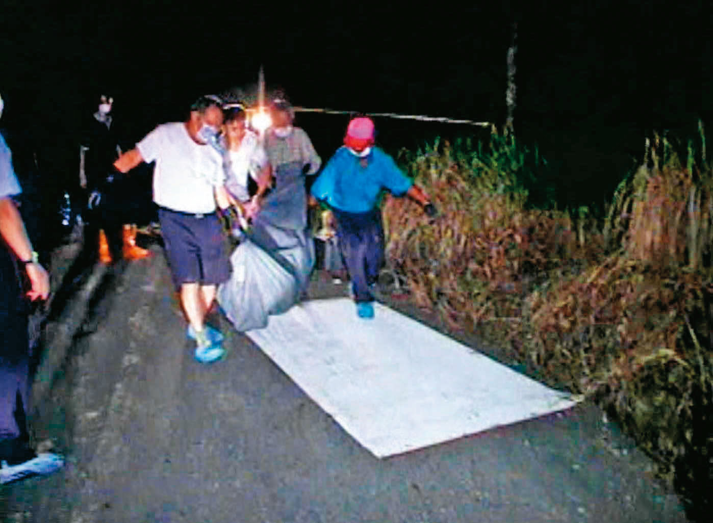 警方抬出屍體，找村里長認屍，並比對南投的失蹤人口，卻一無所獲。（東森新聞提供）