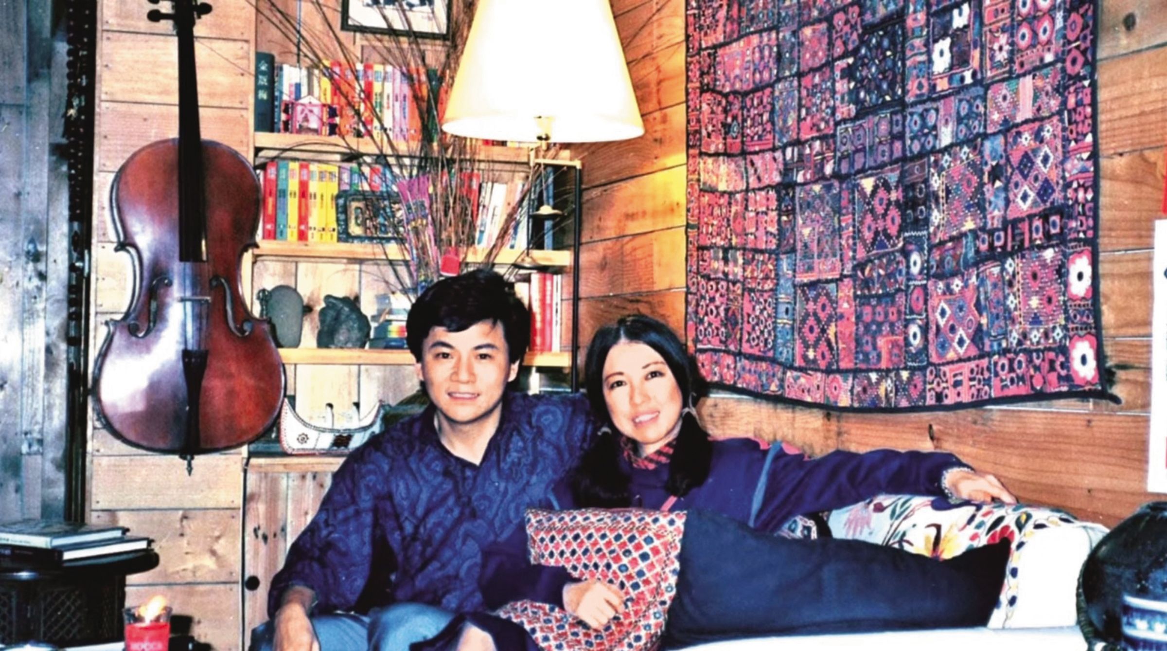 眭澔平(左)與知名女作家三毛(右)是多年好友,2人曾開心合照。(翻攝眭澔平臉書)