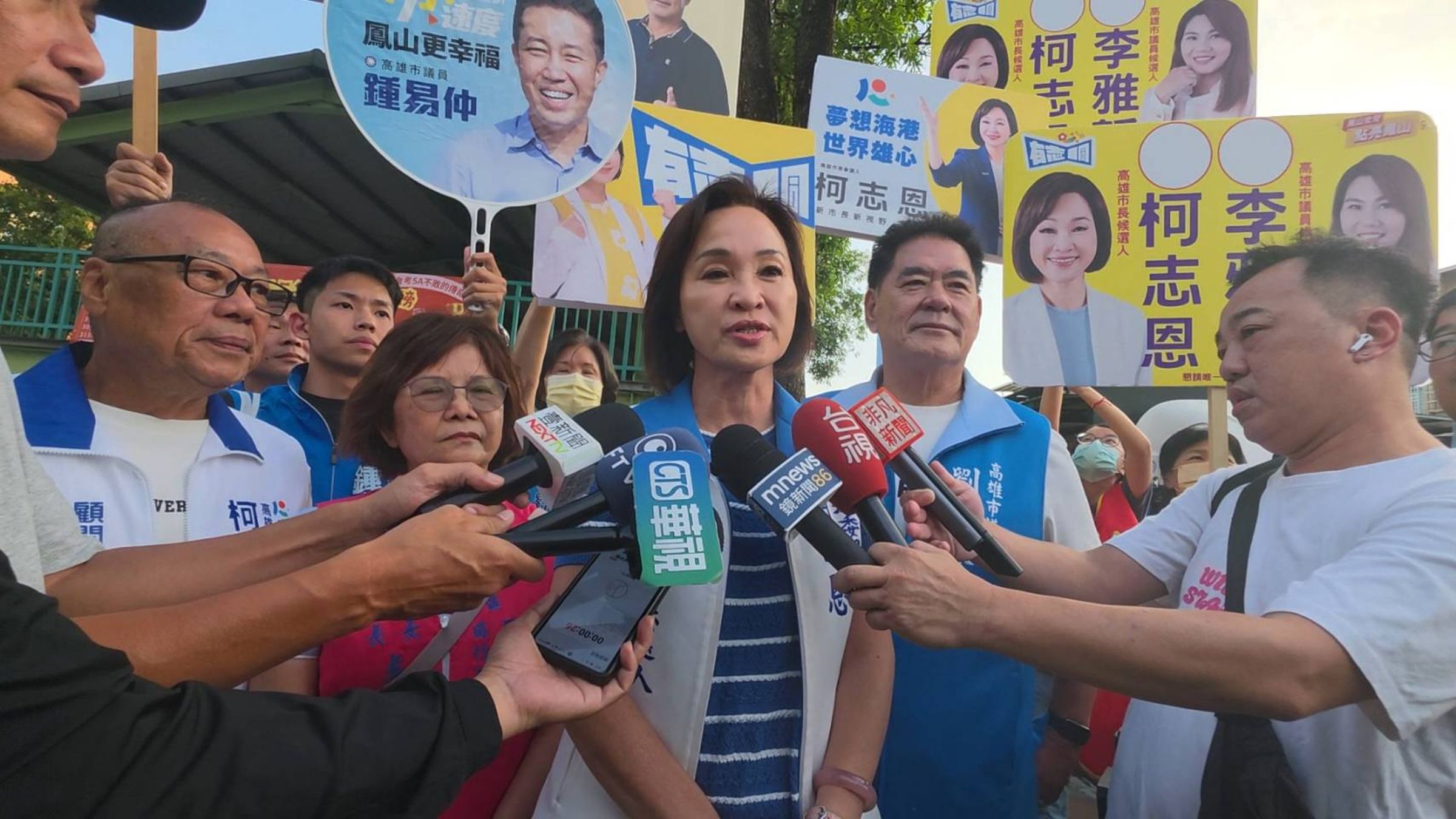 鳳西黃昏市場民眾反映,採買尖峰時段有停車不便、人車爭道等問題;攤商則盼引入更多人潮,改善生意。