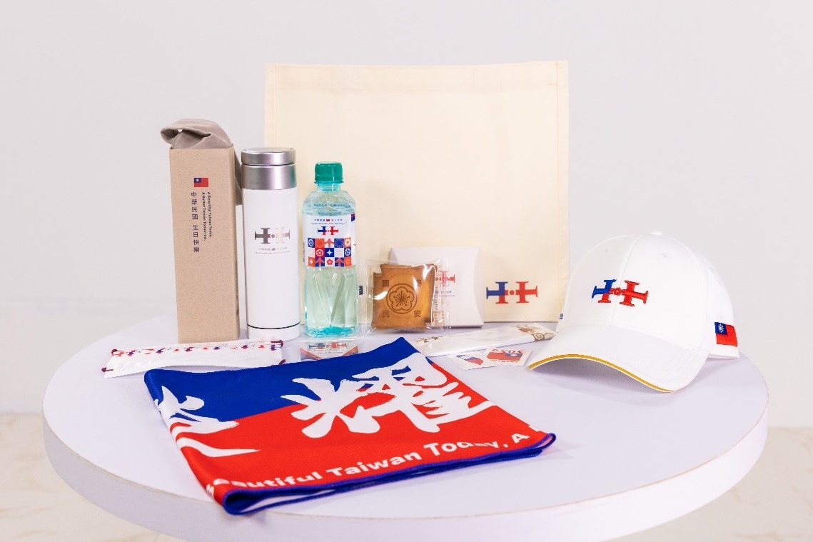 國慶籌備委員會今天開箱國慶大會迎賓紀念品，但對國歌領唱人選仍是保密到家。（慶籌會提供）