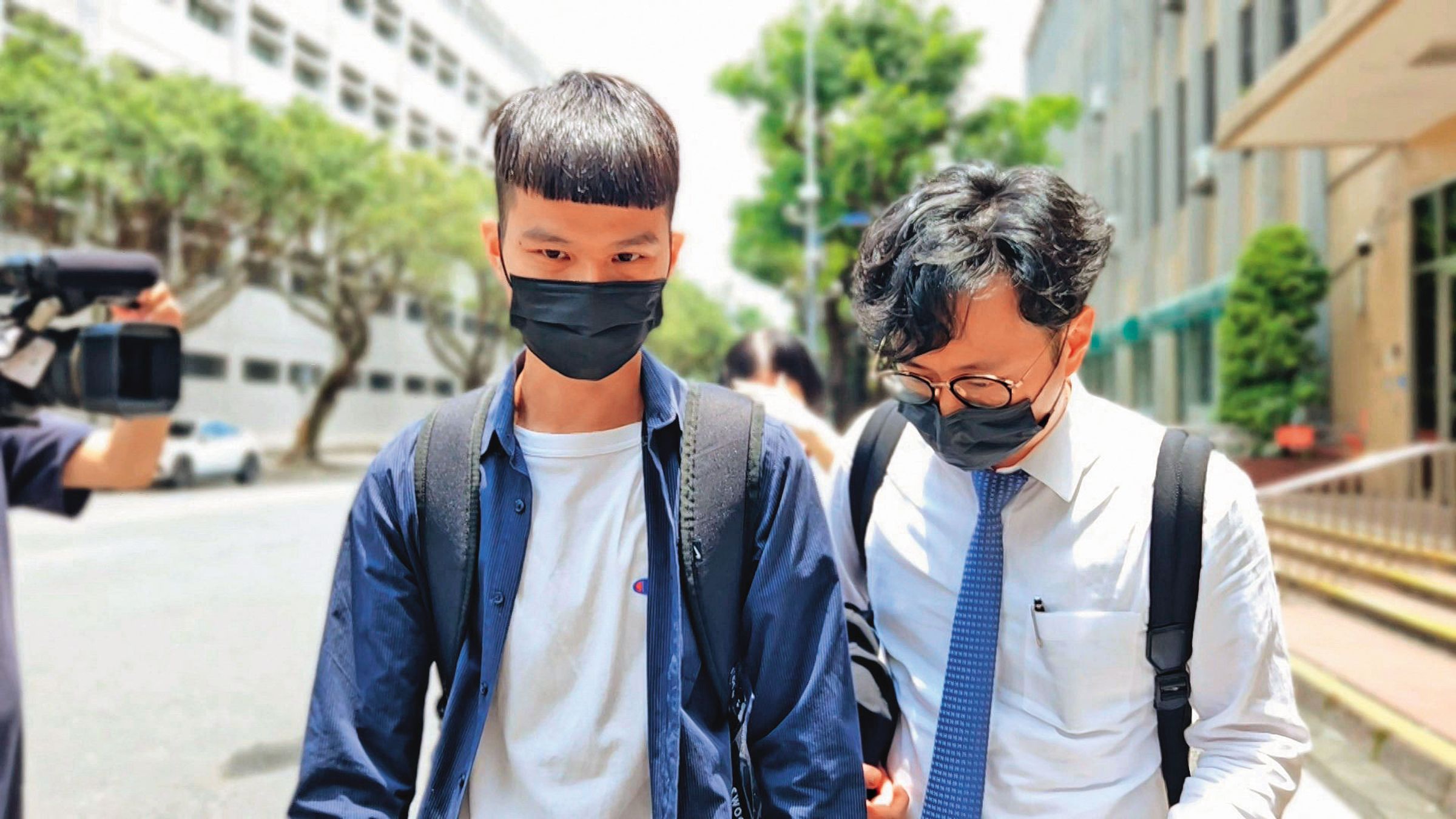涉嫌在創意私房販售偷拍影像的警察(左)日前出庭應訊。(東森新聞提供)