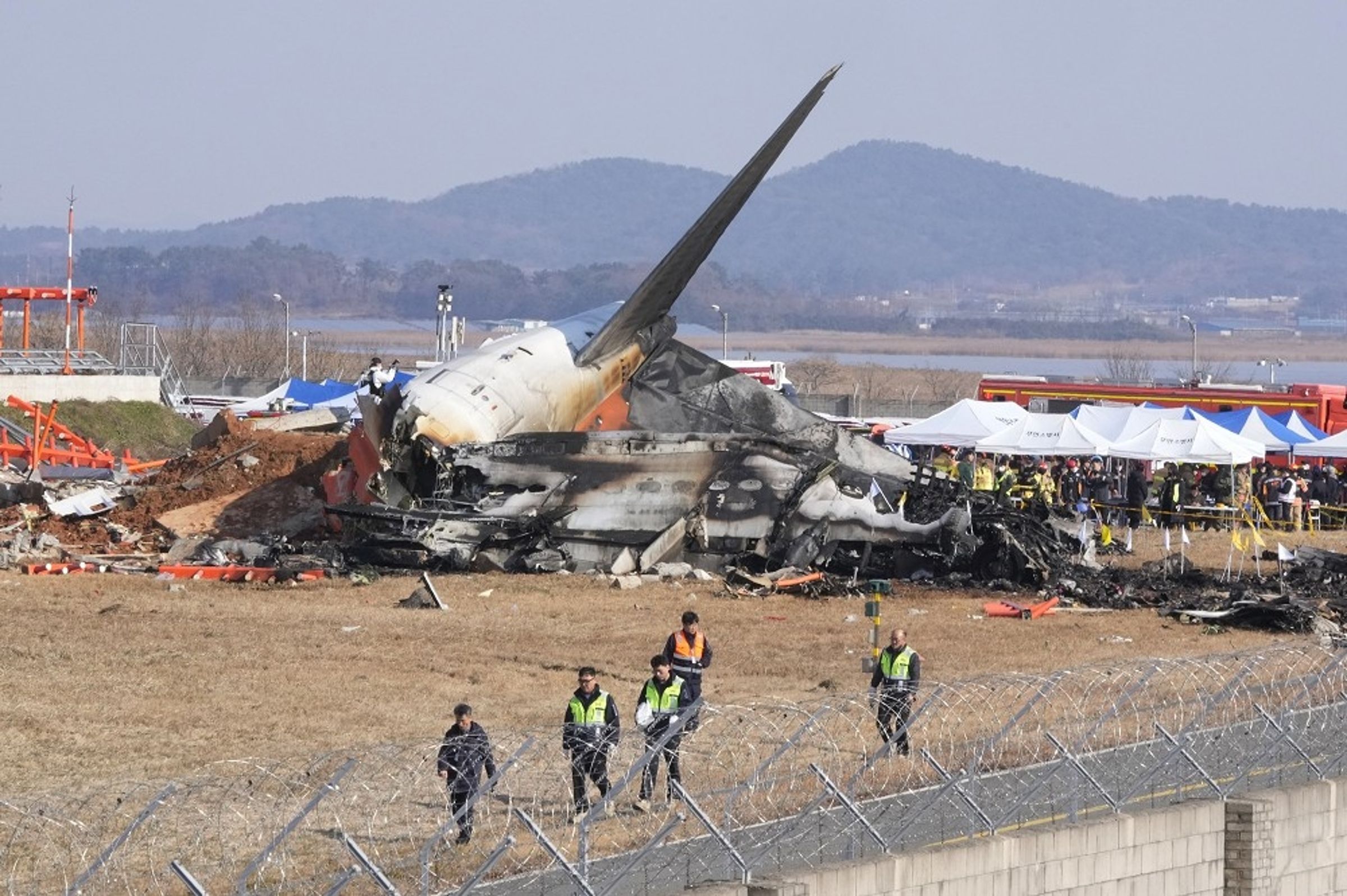 濟州航空波音737客機29日即將於務安機場降落時,卻發生引擎異常、起落架故障意外,機腹著地滑行衝出跑道爆炸,機上僅2人生還,其餘全數罹難。(翻攝自《朝日新聞》)