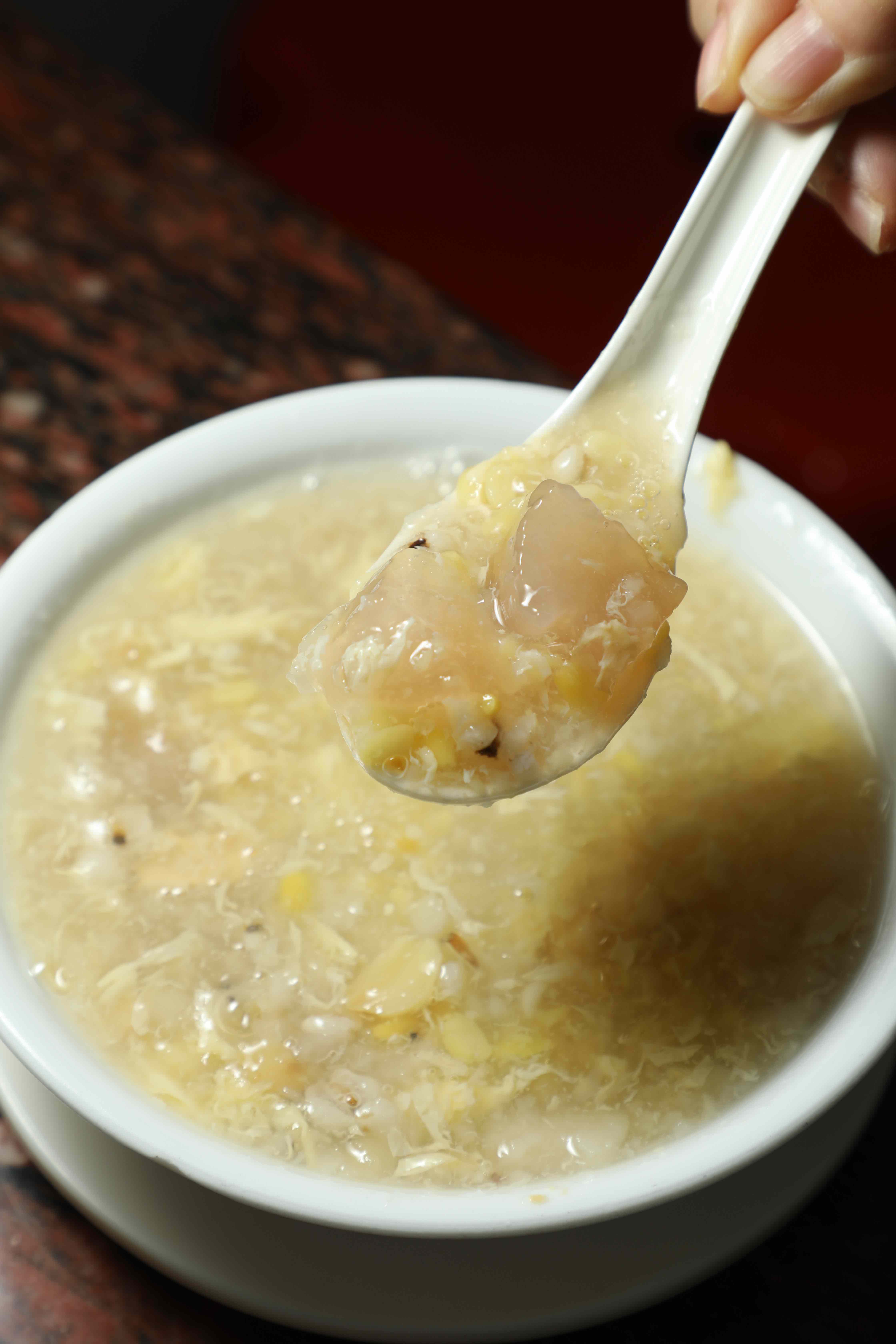 「蓮子綠豆邊薏米馬蹄沙清心丸」吃得到綿密綠豆蒜與招牌蓮子，還有脆口的馬蹄沙與彈牙的清心丸，飽足感非常強。（港幣69元／碗，約NT$283）