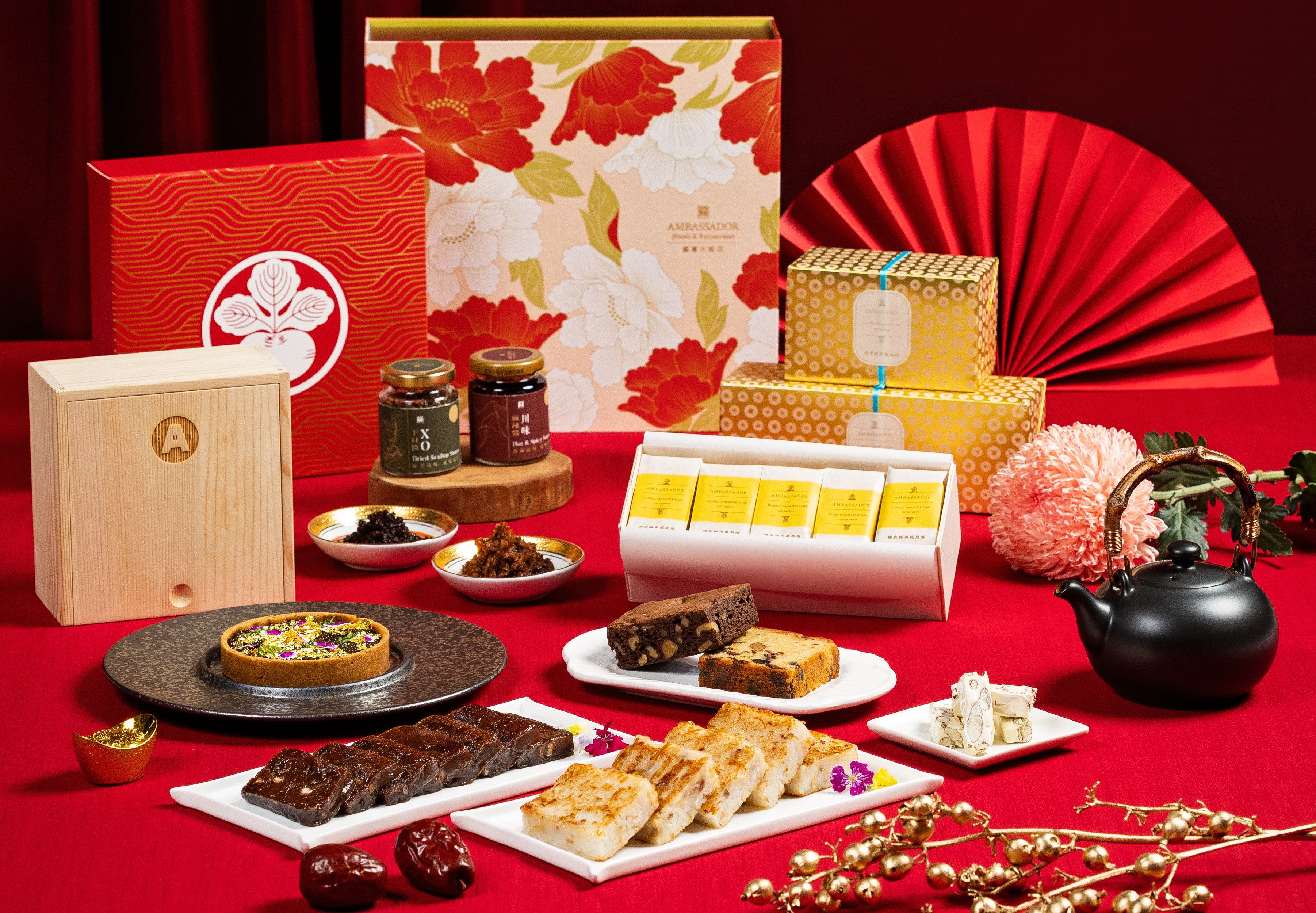 台北國賓飯店集結熱賣近一甲子的經典美味，推出多道頂級外帶年菜，更準備多款中西式禮盒，獻上濃濃迎春節慶氛圍。