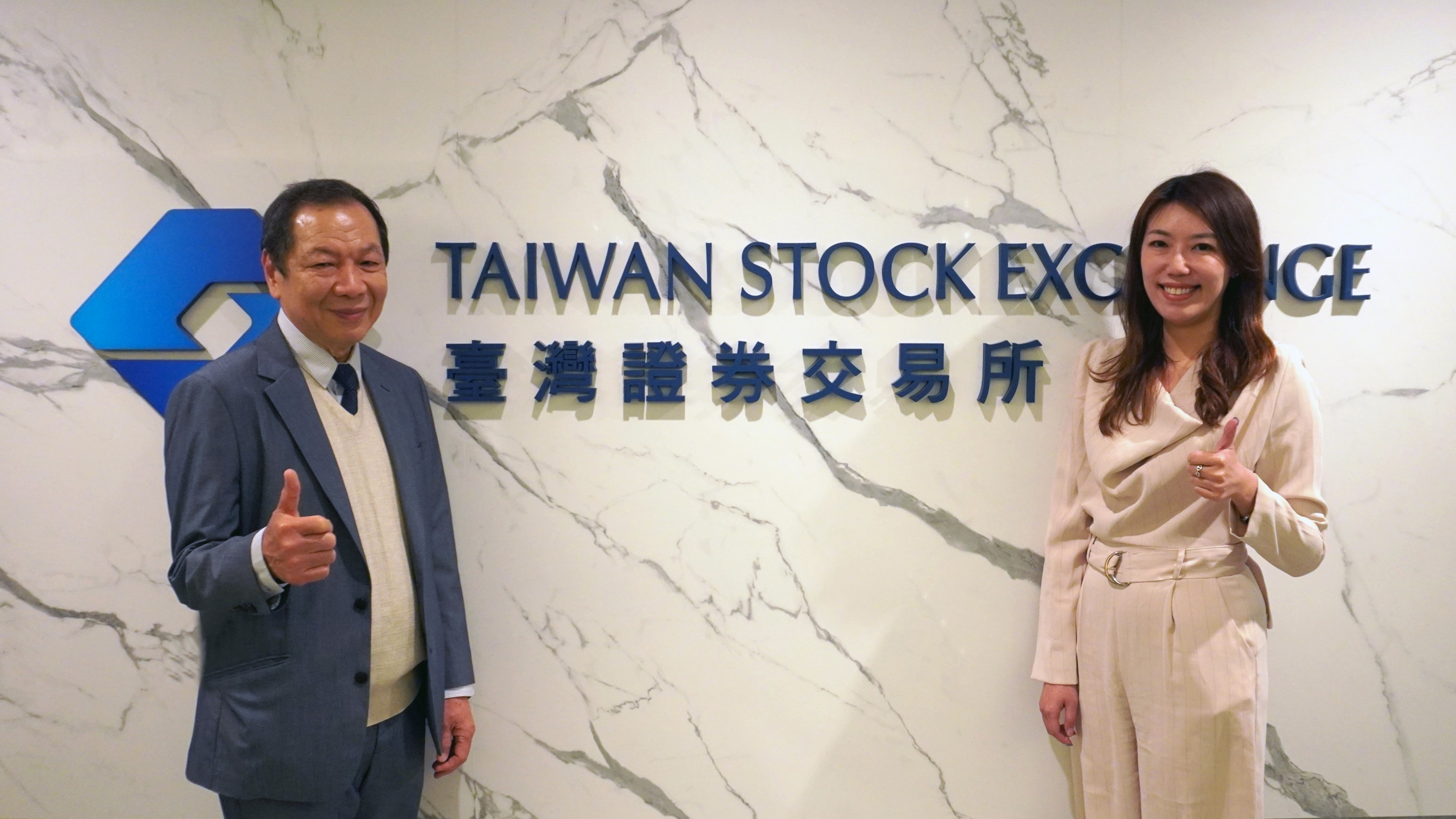 雲豹能源（6869）於3月15日正式向台灣證券交易所送件申請改列一般板，以國內綠能永續績優生之姿，力拼全台首家創新板成功轉板上市企業！左為雲豹能源董事長廖福生，右為總經理趙書閔。（雲豹能源提供）