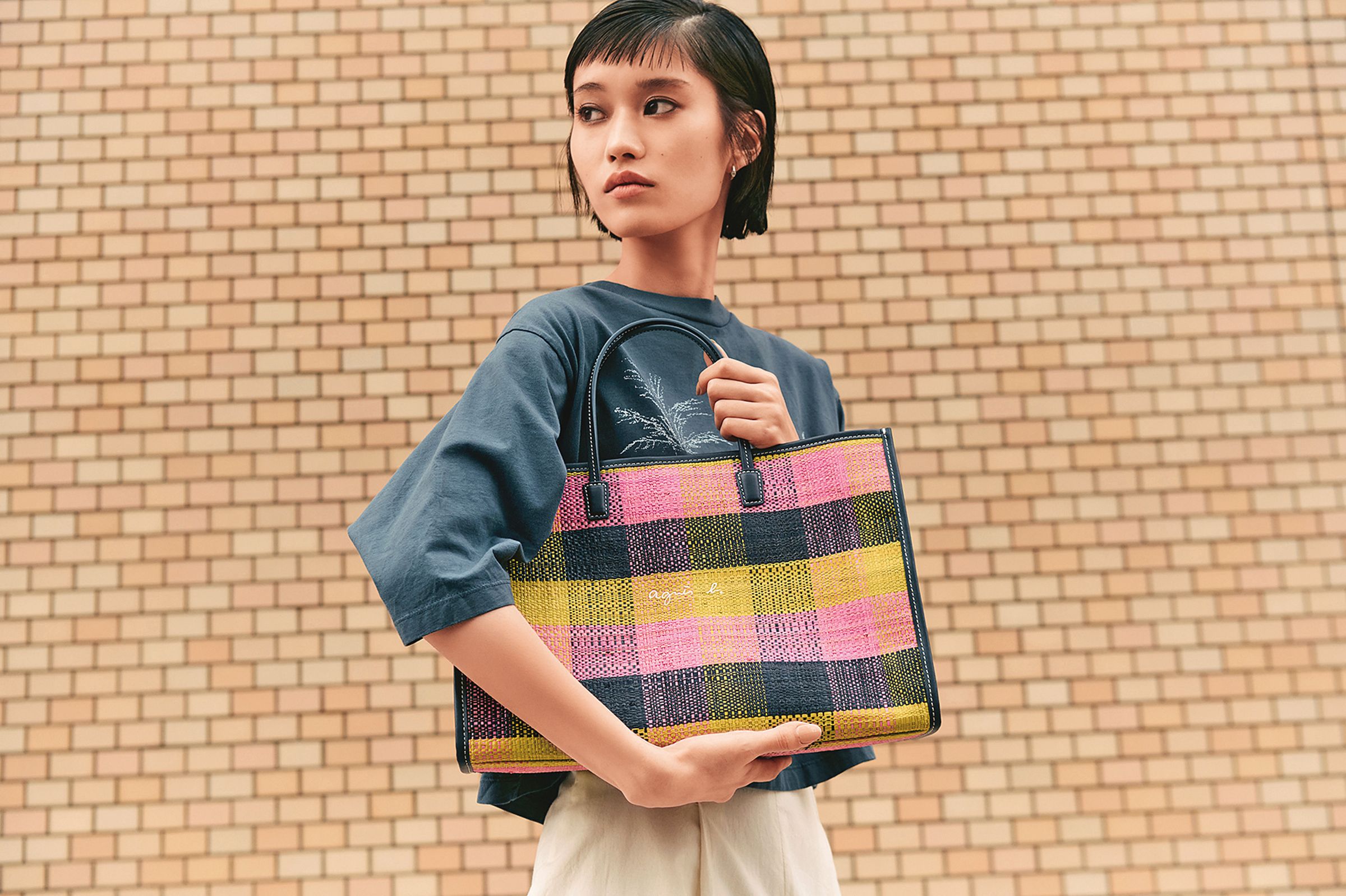 agnès b.以「City to beach」為主題推出VOYAGE系列夏日包款。拉菲草手提包中型NT$7,280。（agnès b.提供）