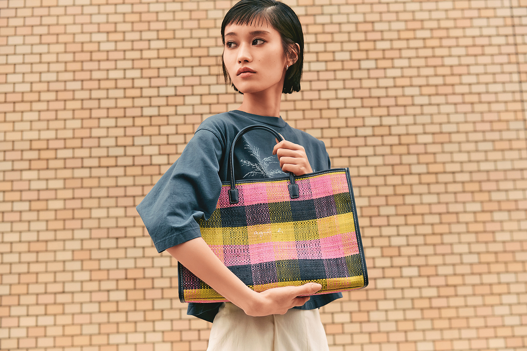agnès b.以「City to beach」為主題推出VOYAGE系列夏日包款。拉菲草手提包中型NT$7,280。(agnès b.提供)