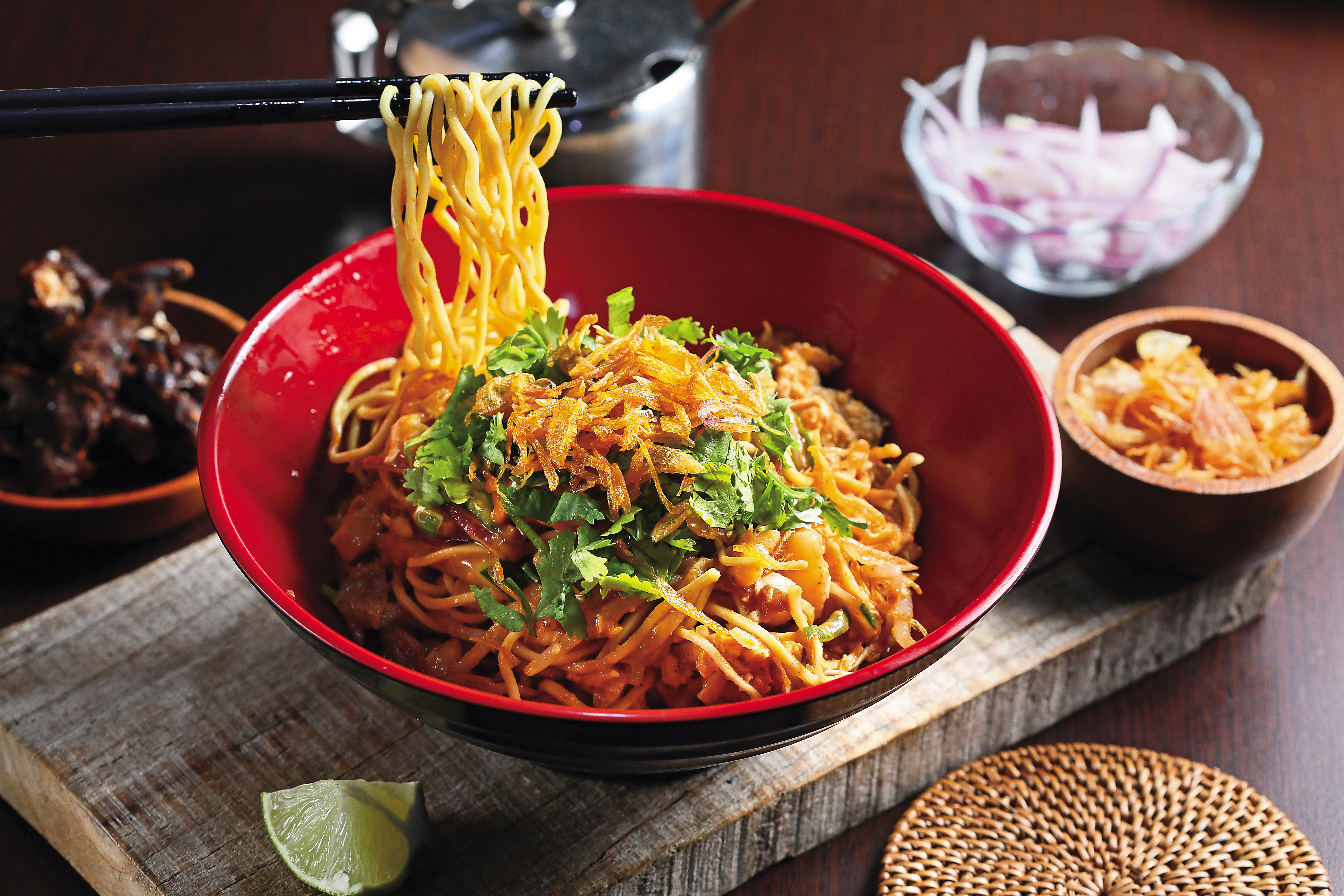 仁慈小吃店的「涼拌麵」口感豐富，麵條充分吸附醬汁風味，也可更換成米苔目或米線。（80元／份）