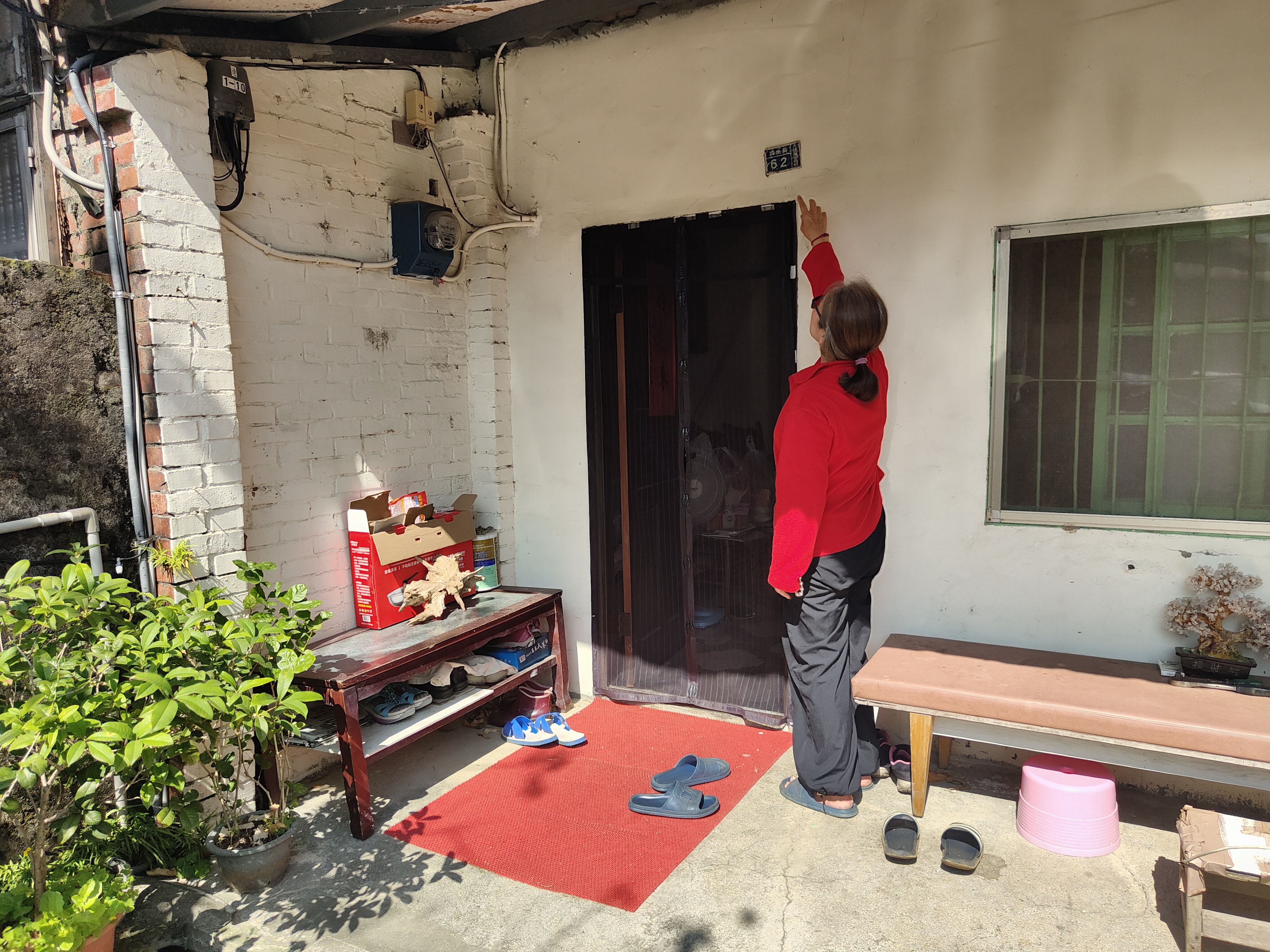 李女士經報備政府單位程序後,以百萬元購入現住屋舍,卻也成為被要求拆屋還地的提告對象。