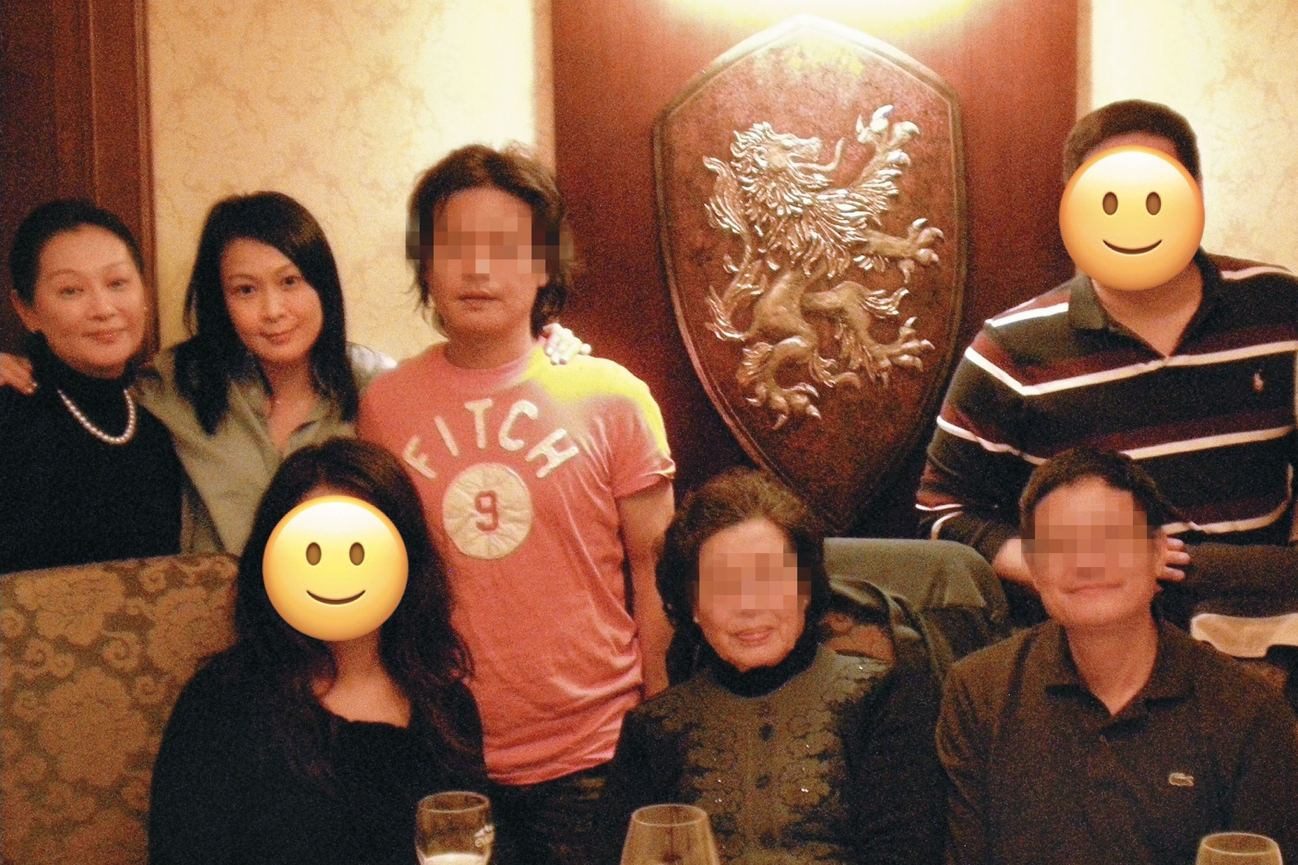 過往劉若英（左二）赴美，常受徐姓姑丈（前排右）一家照顧，也被當成女兒看待，常聚餐聯絡感情，結果因為房產一夕變調。（讀者提供）