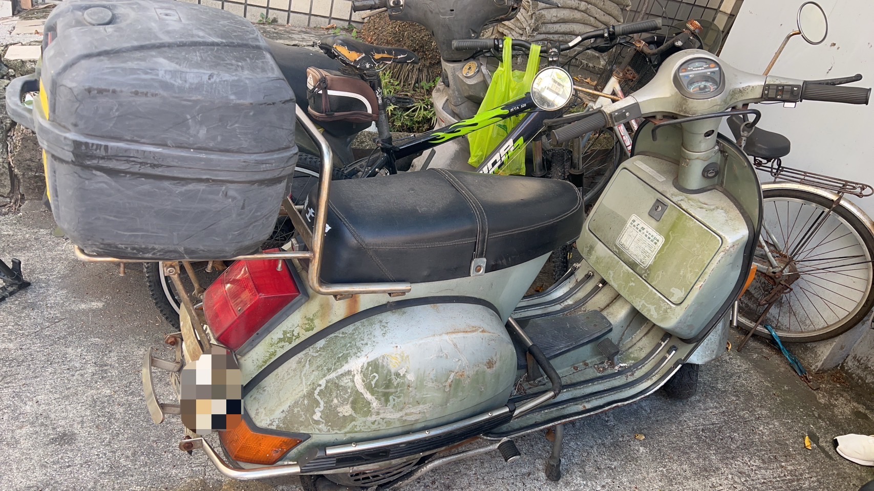 紀男偷走老舊的偉士牌機車，自稱是因懷念青春時光才會行竊。（翻攝畫面）