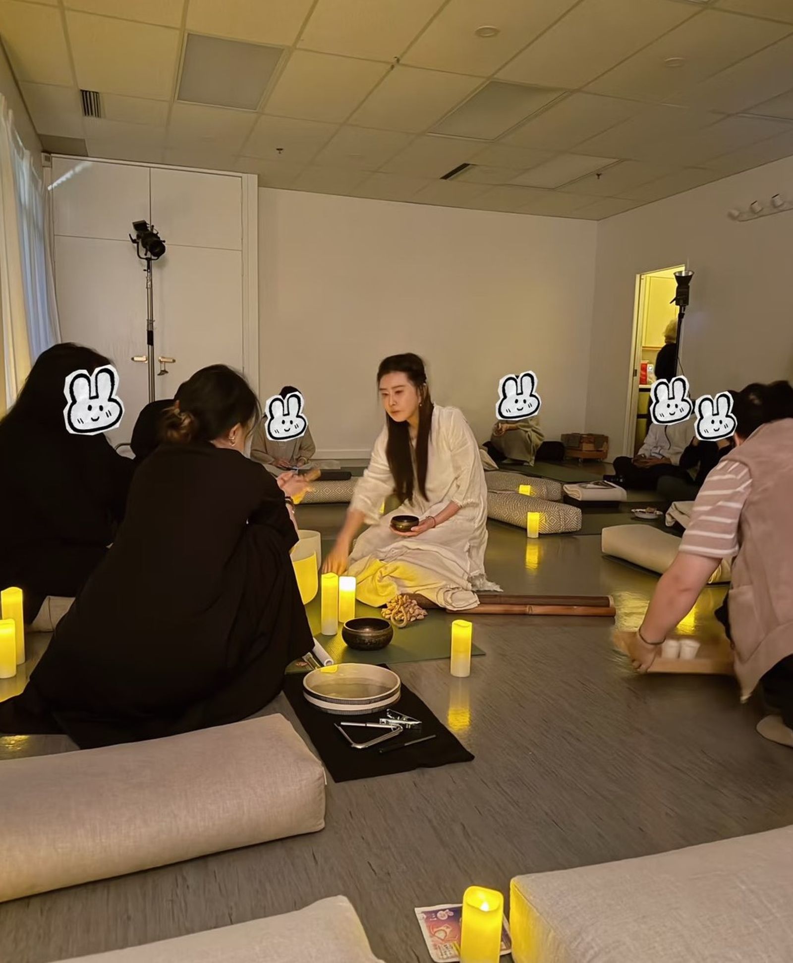 王祖賢穿白衣，敲頌缽。（翻攝小紅書）