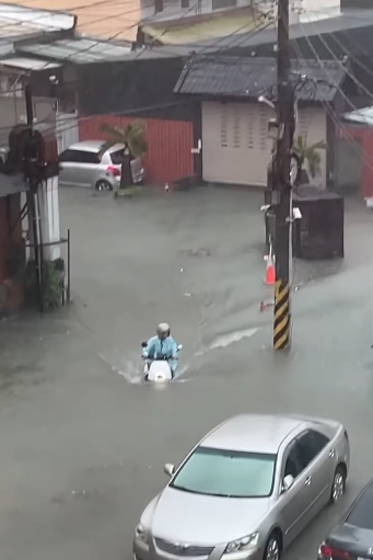 多條道路積水嚴重，不少機車泡水至半個輪胎高，車輛行駛困難。（翻攝自彰化縣媒體記者協會）