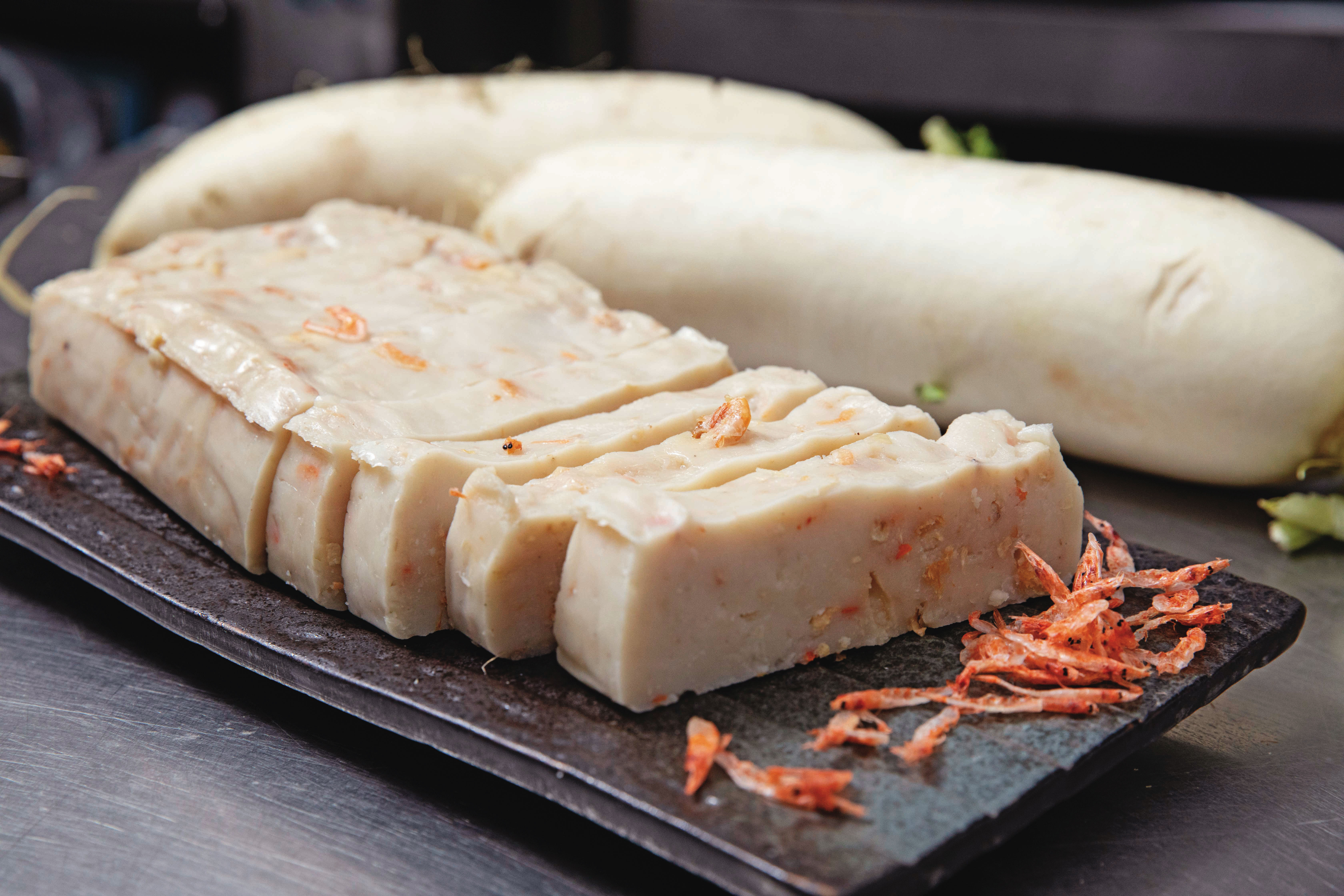 李東展研發蒜香櫻花蝦蘿蔔糕,用料實在,幾乎每一口都吃得到櫻花蝦。(240元/條)