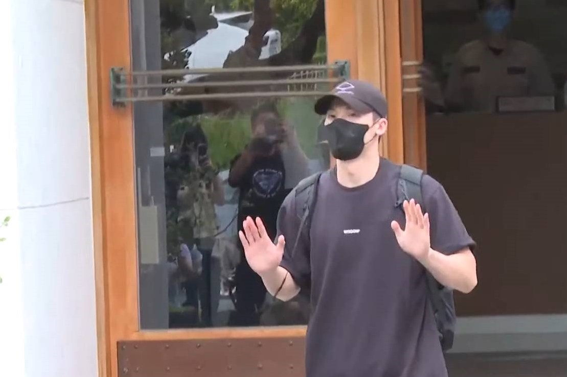 許光漢一身黑受訪。（鏡新聞提供）