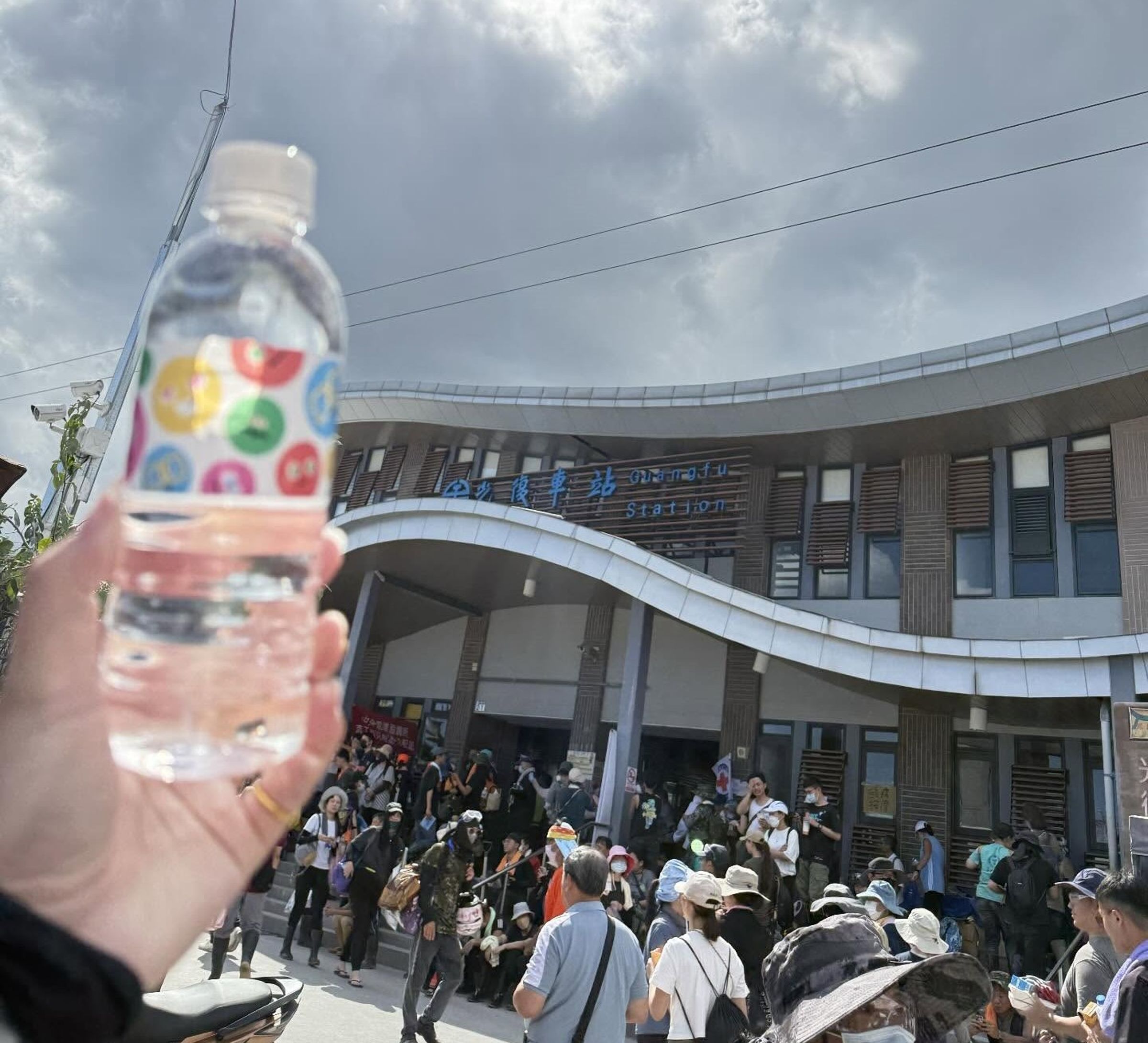 花蓮光復車站國慶連假首日就湧入了大票「鏟子超人」前往災區協助復原家園。（Threads網友sa77428授權提供）
