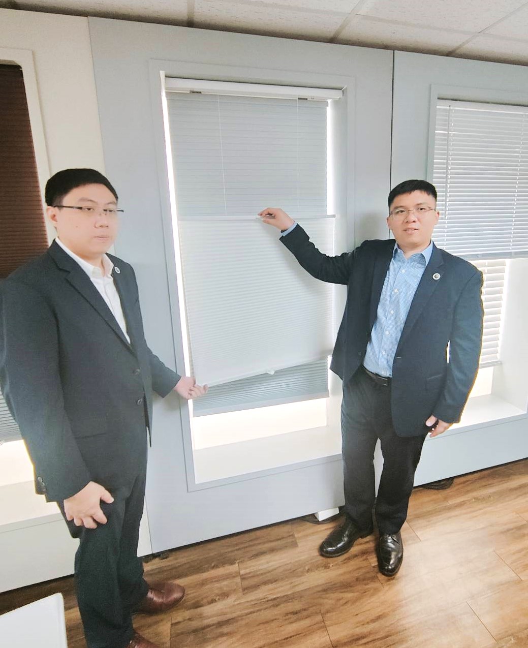 直立式窗簾大廠慶豐富過去一直生產的是固定尺寸產品，後來加入給電商的快速客製化模式，到了2022年更針對專業市場推出全客製化模式，迅速擴大業績版圖。左為董事長許閔琁、右是總經理許竣然一起秀出自家的蜂巢式窗簾。