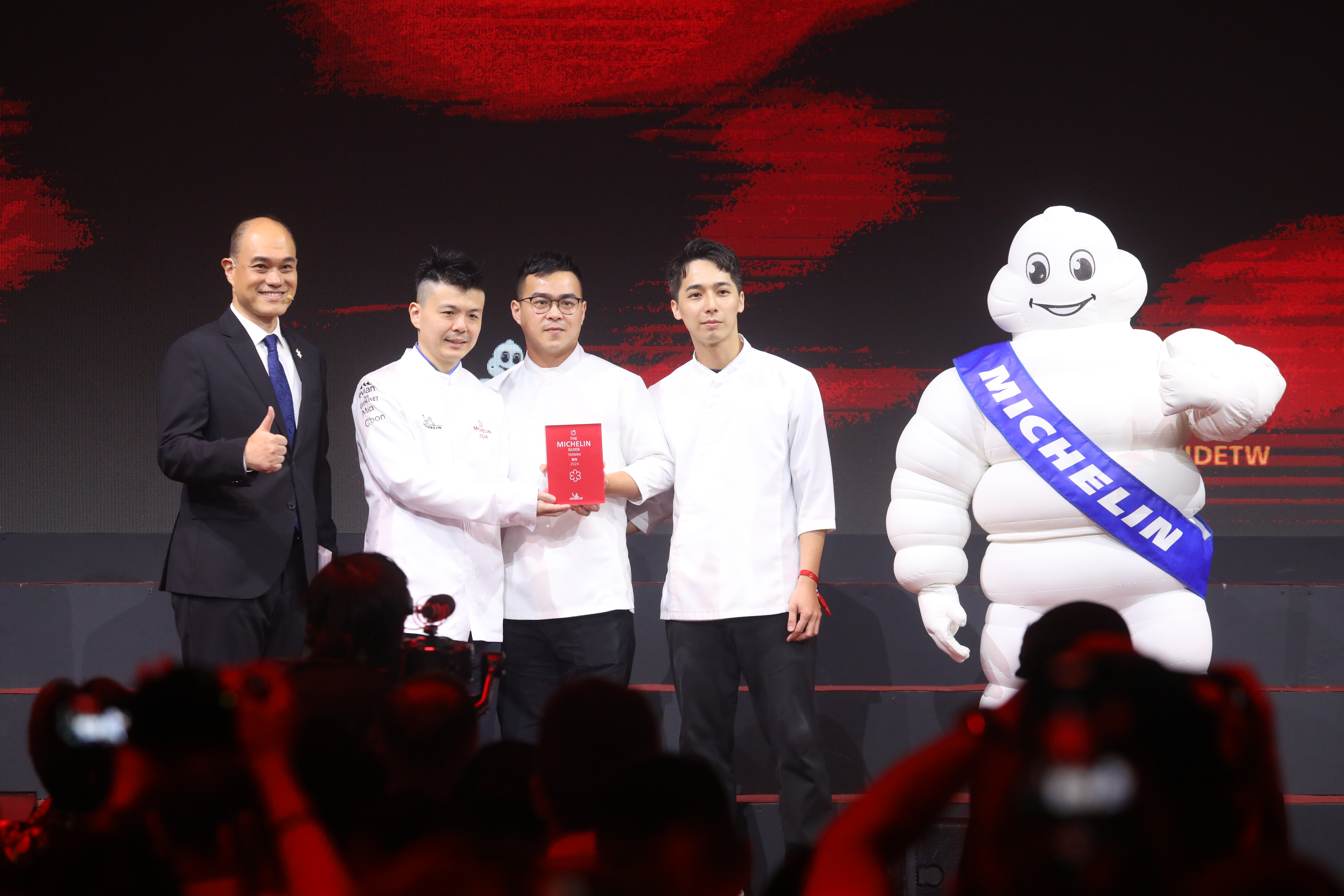 「A restaurant」開幕不到一年就勇奪一星，主廚黃以倫（左二）如今已形塑出個人獨有風格。