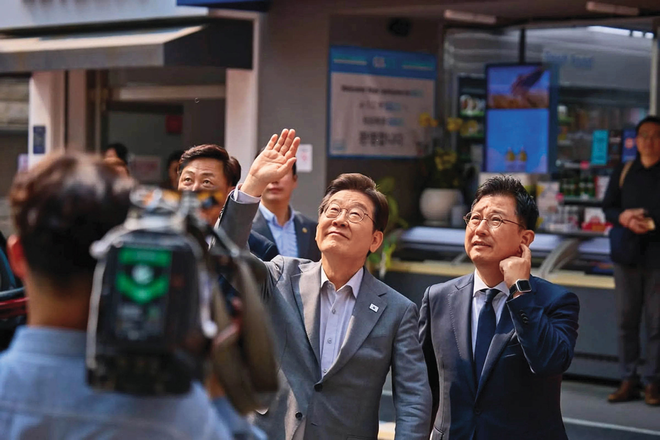 共同民主黨李在明（右2）以歷屆最高得票數贏得大選，成為新任韓國總統。（翻攝李在明IG）