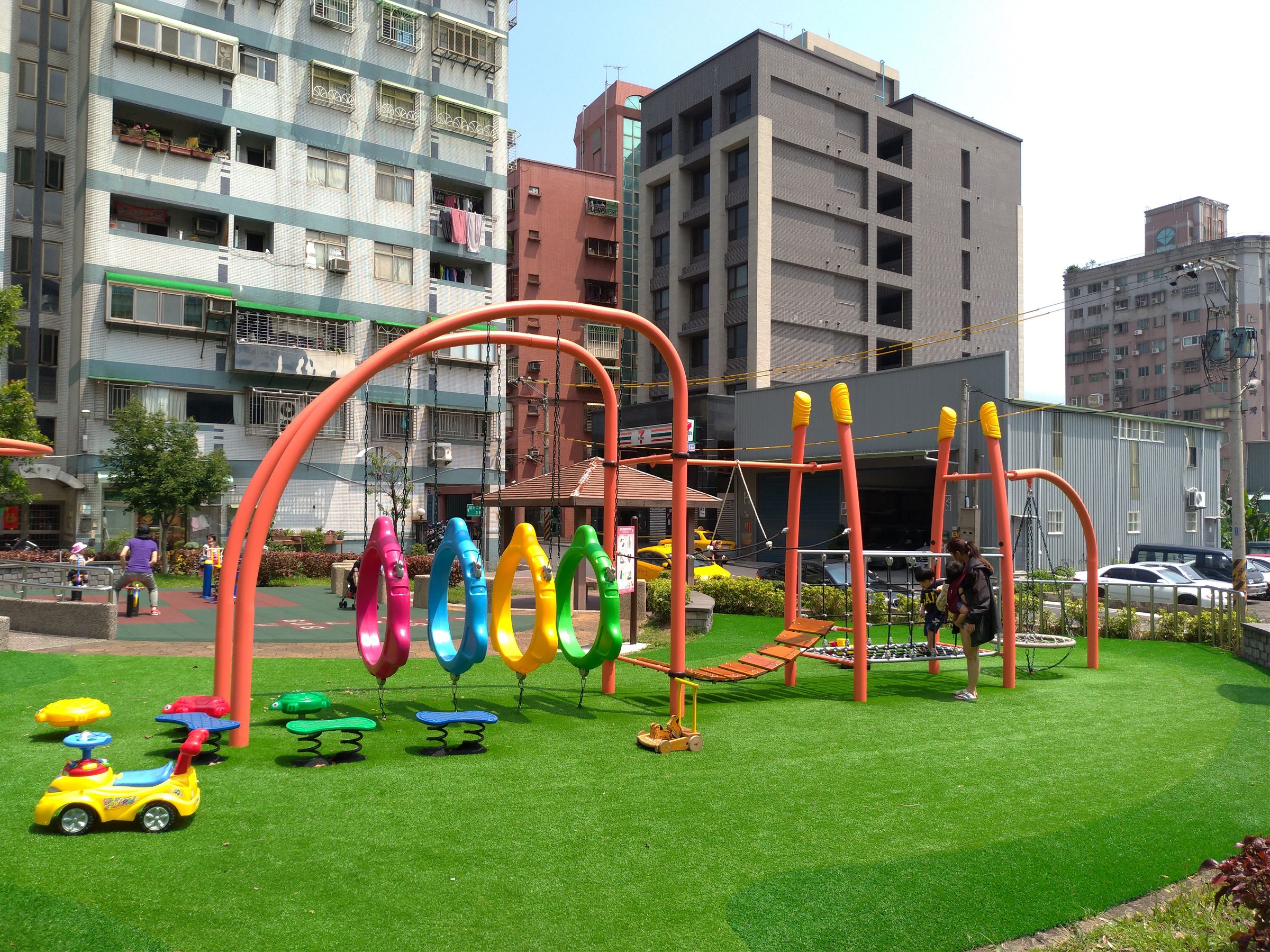 八里龍源公園的鳥巢鞦韆、吊橋、拱形橋、烏龜跳樁。(新北市景觀處提供)