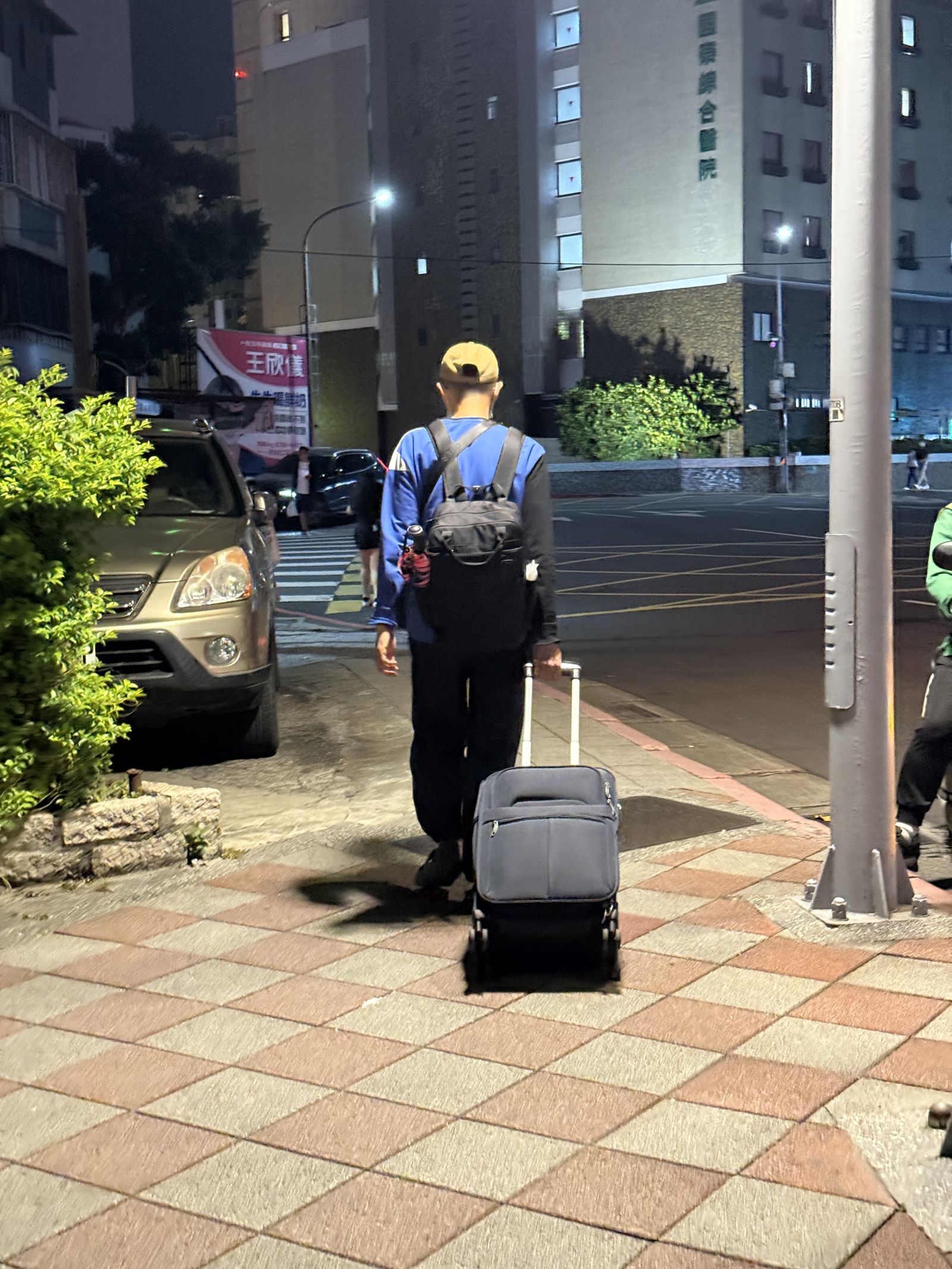 狼師下課後拖著一只行李箱大包小包離開教室。