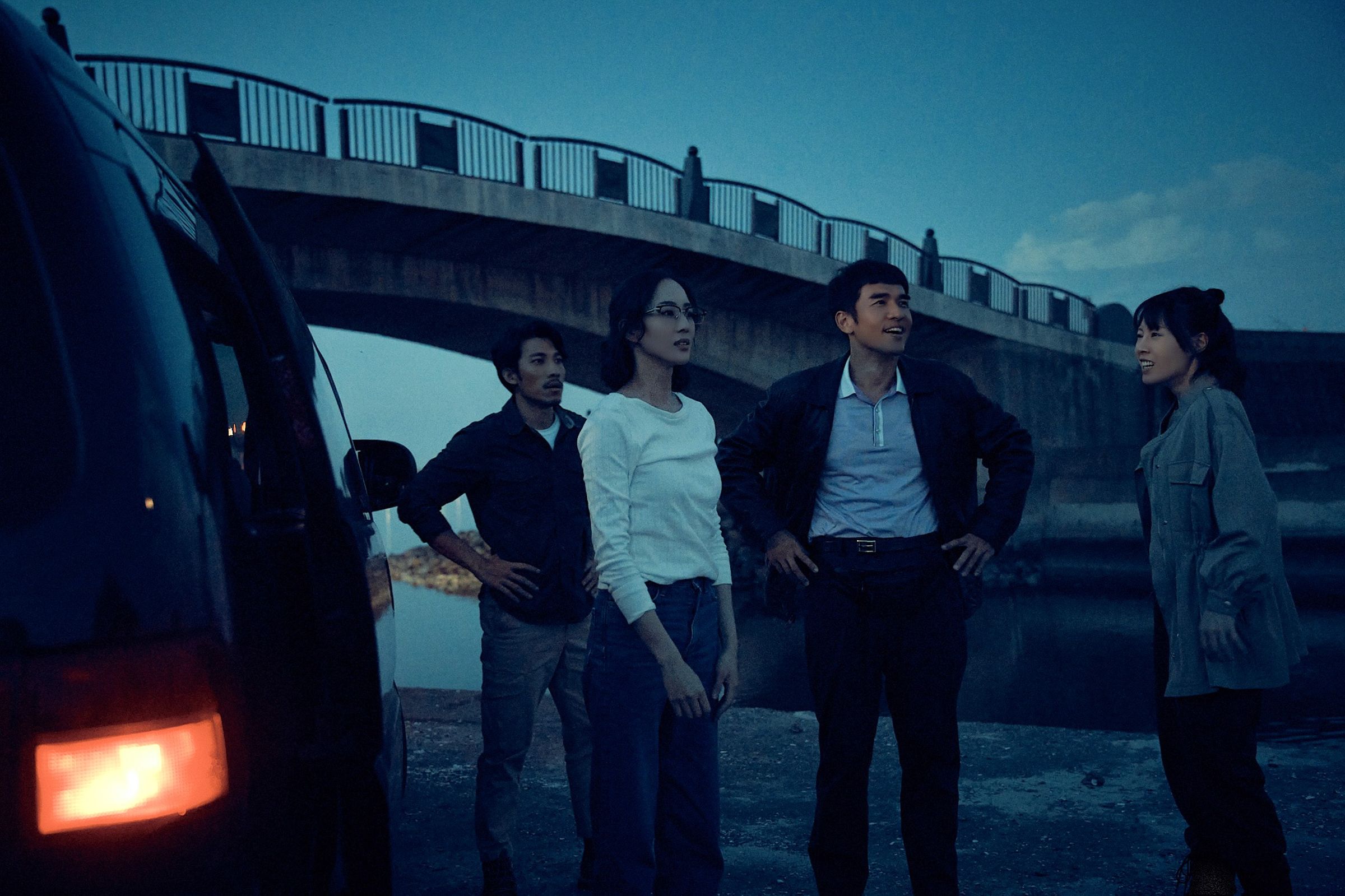 《The Outlaw Doctor 化外之醫》由連炳發(左起)、張鈞甯、楊一展、蔡亘晏4人組成使命必達的行動醫療小隊,協助失聯移工就醫。(公視提供)