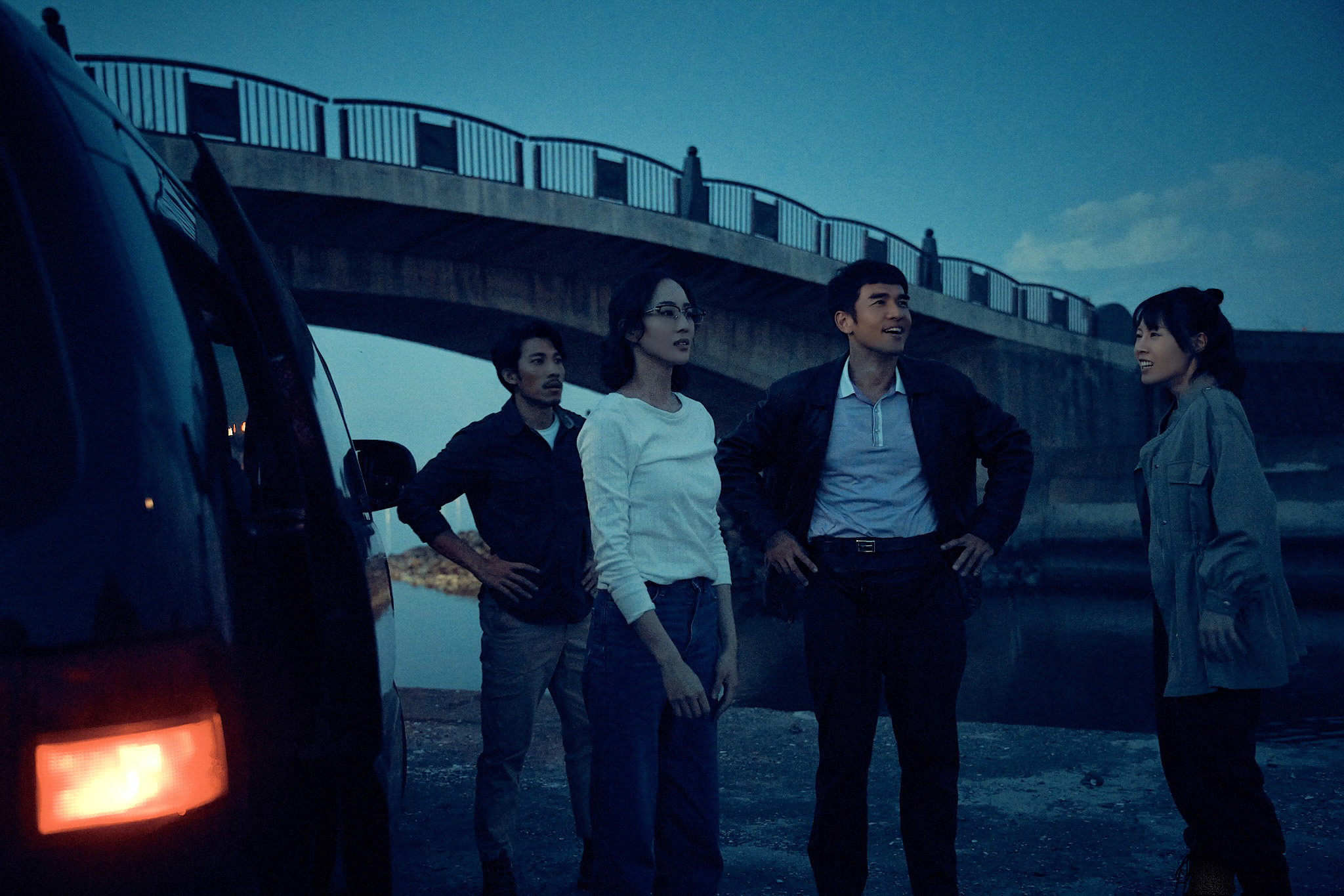 《The Outlaw Doctor 化外之醫》由連炳發（左起）、張鈞甯、楊一展、蔡亘晏4人組成使命必達的行動醫療小隊，協助失聯移工就醫。（公視提供）