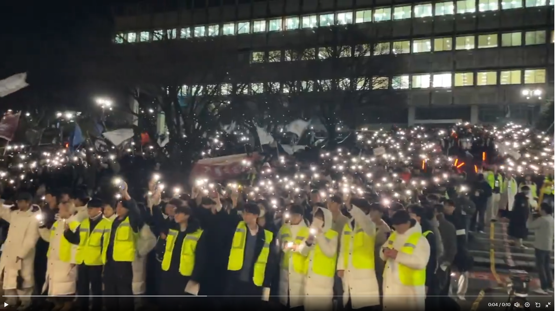 民眾自發上街抗議，在寒冬中高唱〈再次重逢的世界〉。（翻攝自X@josungkim）