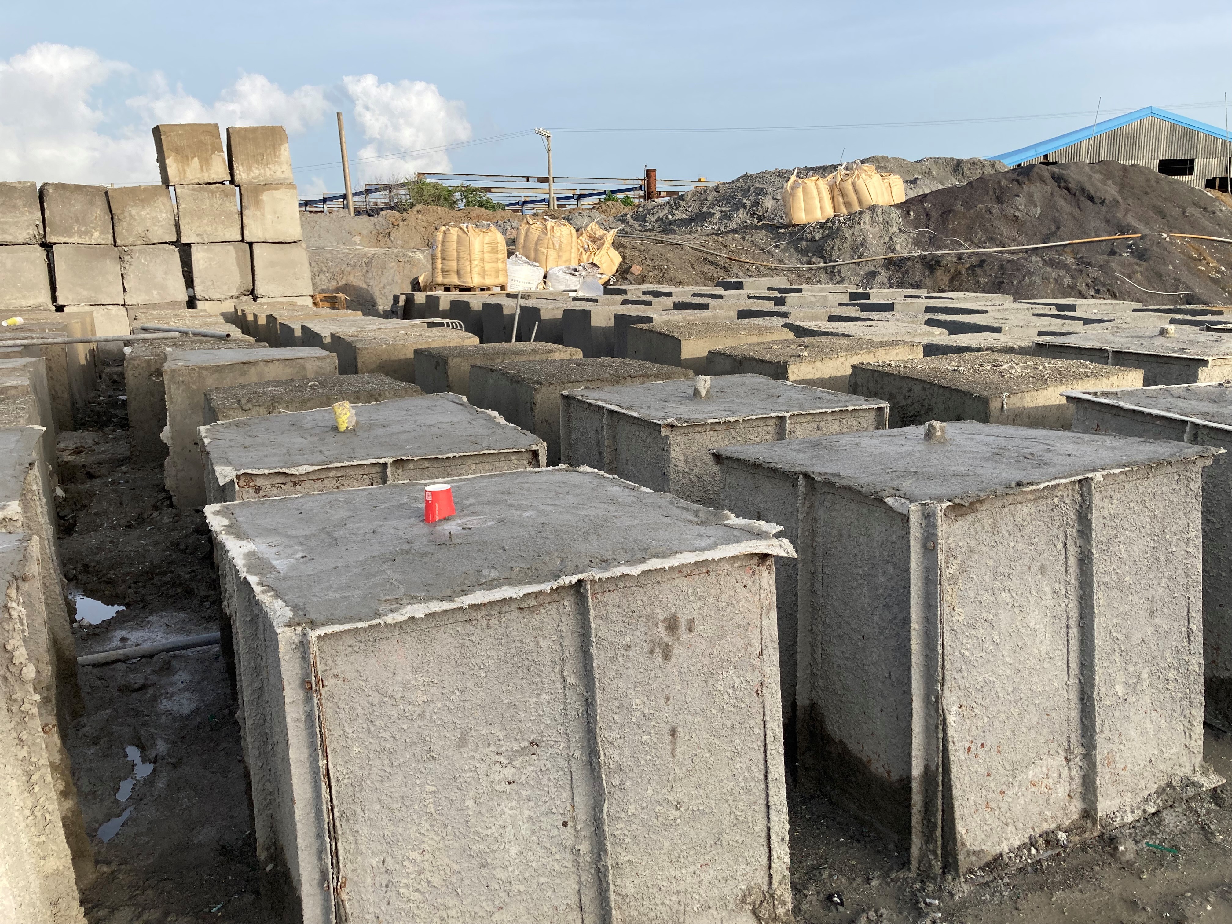 廢酸洗液與其他事業廢棄物混拌成水泥塊。 （保七總隊提供）