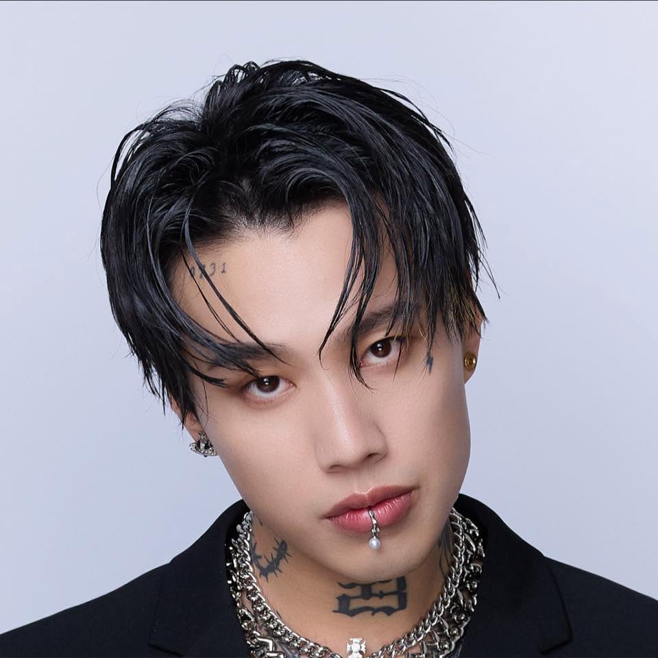 阿夜Marz23曾登小巨蛋演出，在音樂路上相當有聲有色。（翻攝自阿夜Marz23臉書）