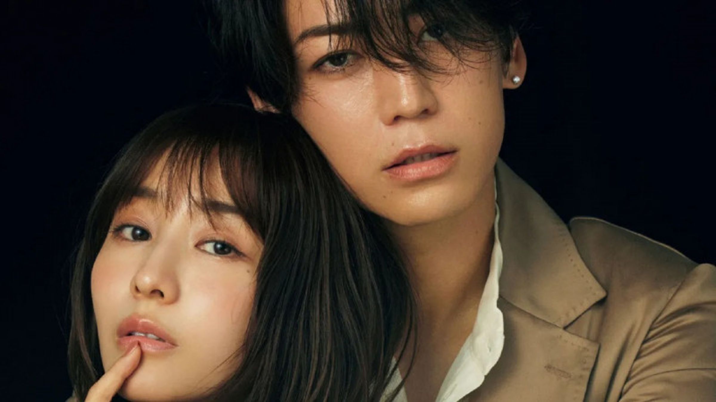 日星龜梨和也（右）曾與前女主播田中美奈實（左）合作拍雜誌。（翻攝照片）