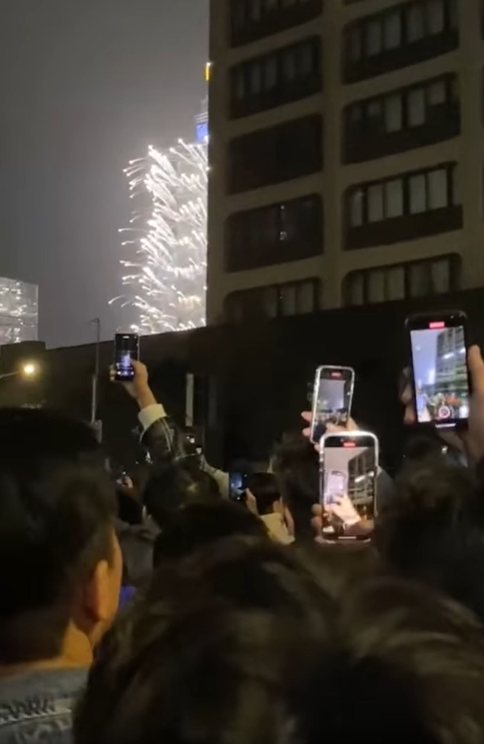 一群人錯認台北101大樓，直到煙火施放才察覺。（翻攝自臉書社團「爆廢1公社」）