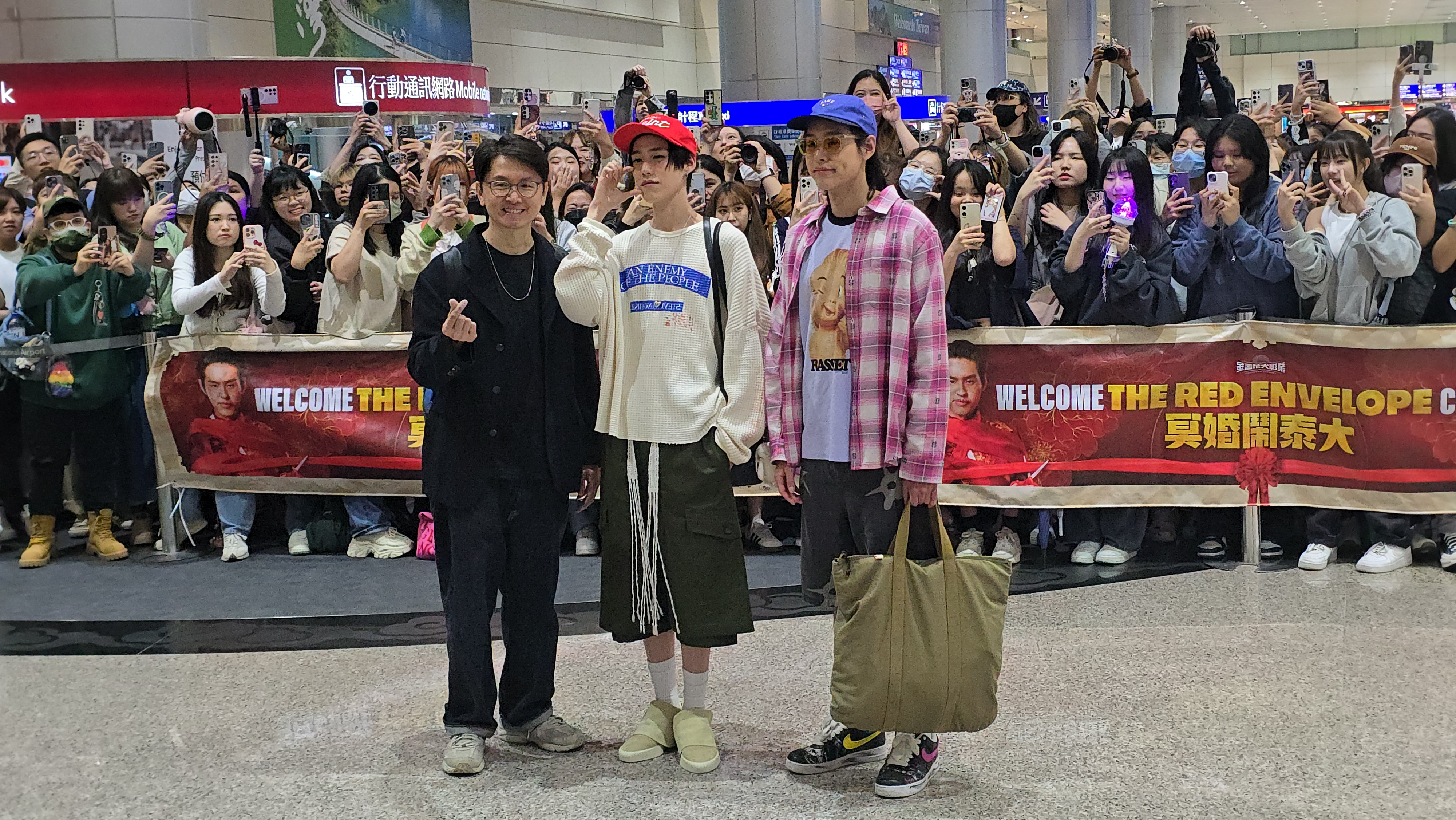 《冥婚鬧泰大》監製班莊比辛達拿剛(左起)、PP Krit 與Billkin三人合照。