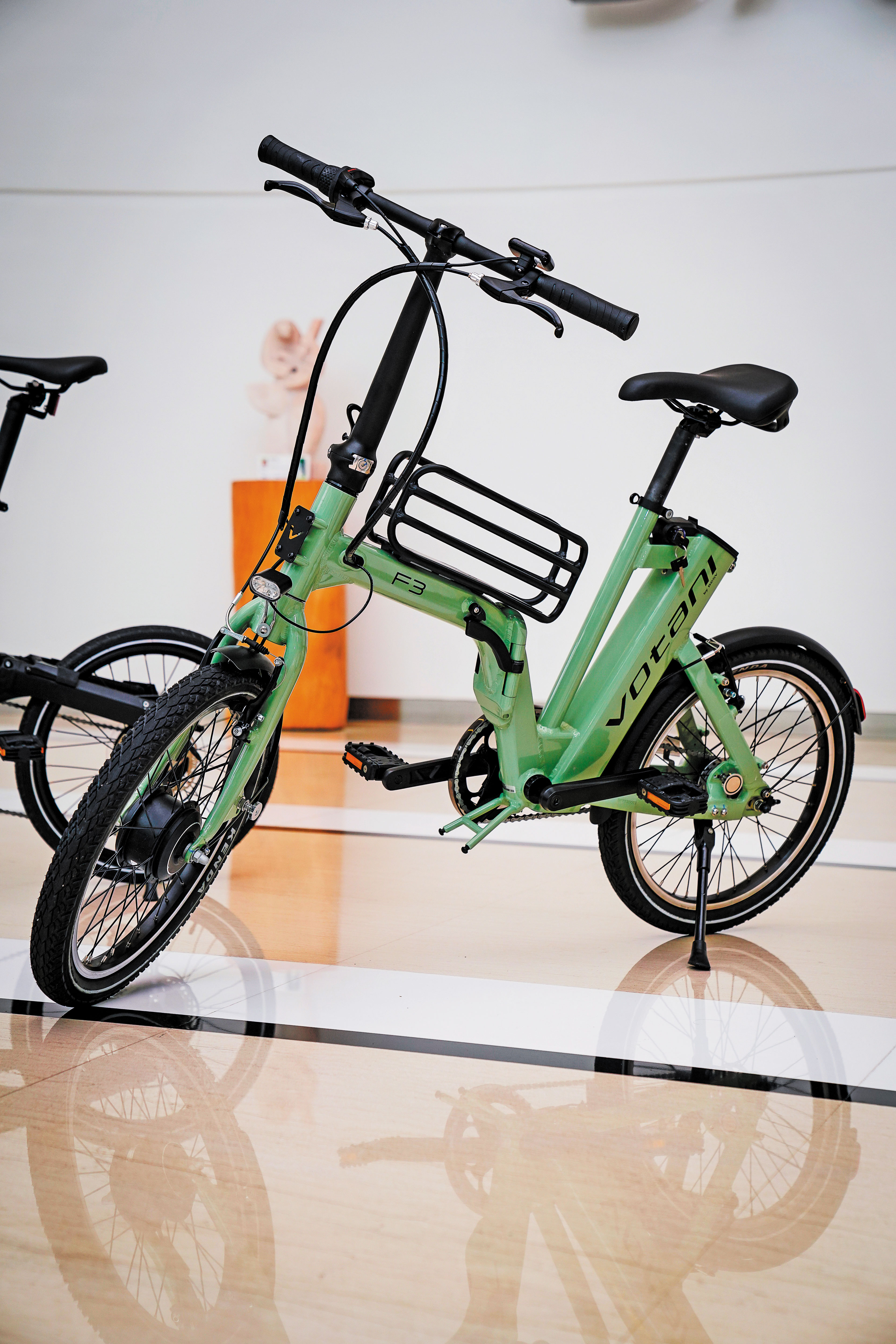 VOTANI城市電輔車造型時髦，後三角車架筒身即是抽取式電池放置處。（4萬8千元／台）