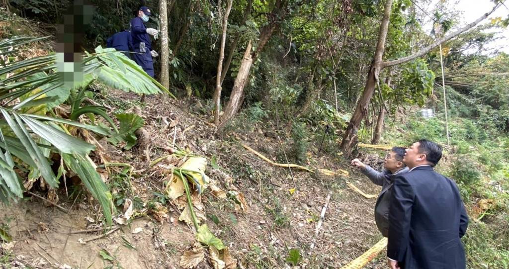 警方據報在太平山區發現有白骨，前往開挖找到相關骨骸和一件嚴重風化衣服，拼湊出是10年前失蹤的邱姓婦女，偵破這起懸案。（翻攝畫面） 