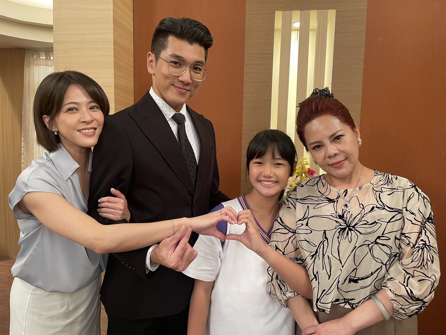 （左起）蘇晏霈、吳政澔、蕭晴曦、錦雯在《好運來》是一家人。（民視提供）