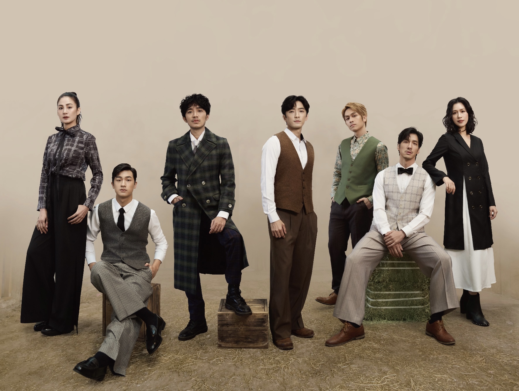 洪小鈴和曾少宗率師弟妹們拍攝年曆。(幸星娛樂)