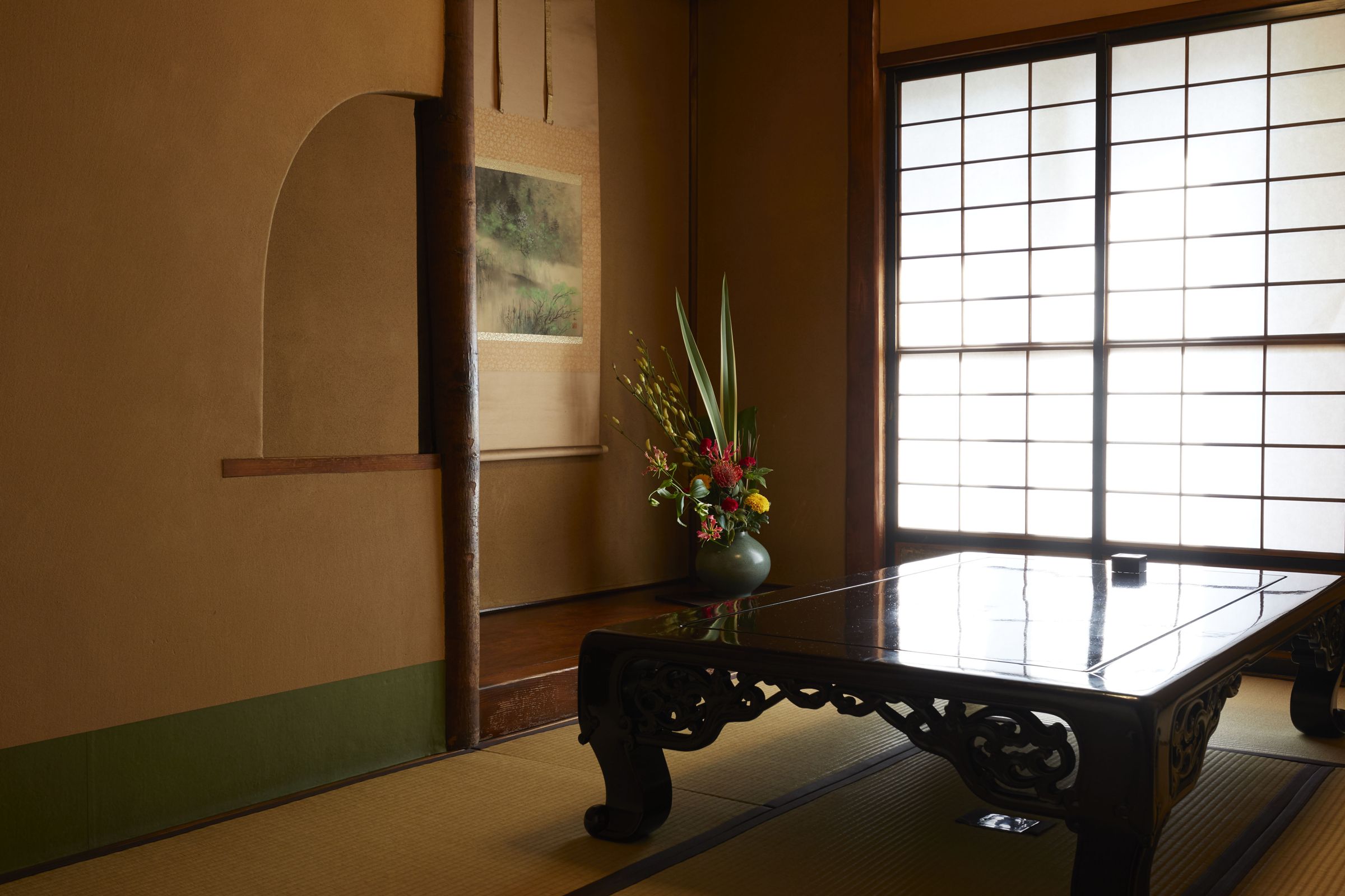 包廂中的「壁龕」(床の間)擺設季節花卉,十分雅致。(日山提供)
