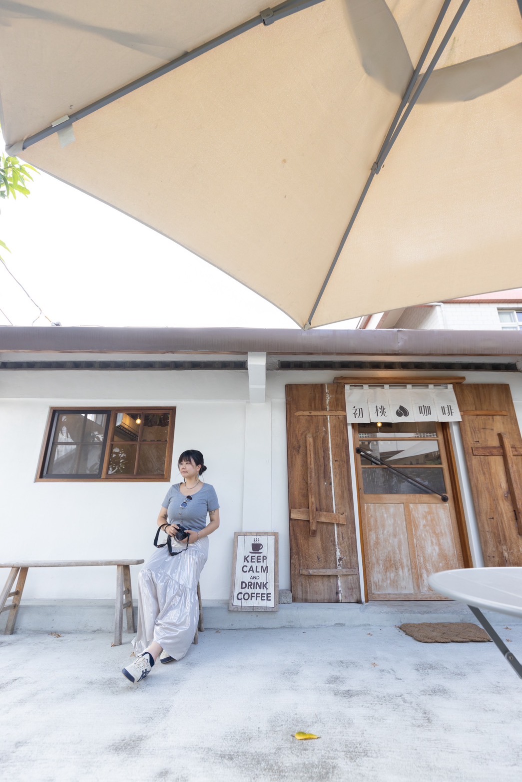 改建自奶奶老穀倉的「初桃咖啡」,位於關山田野間。