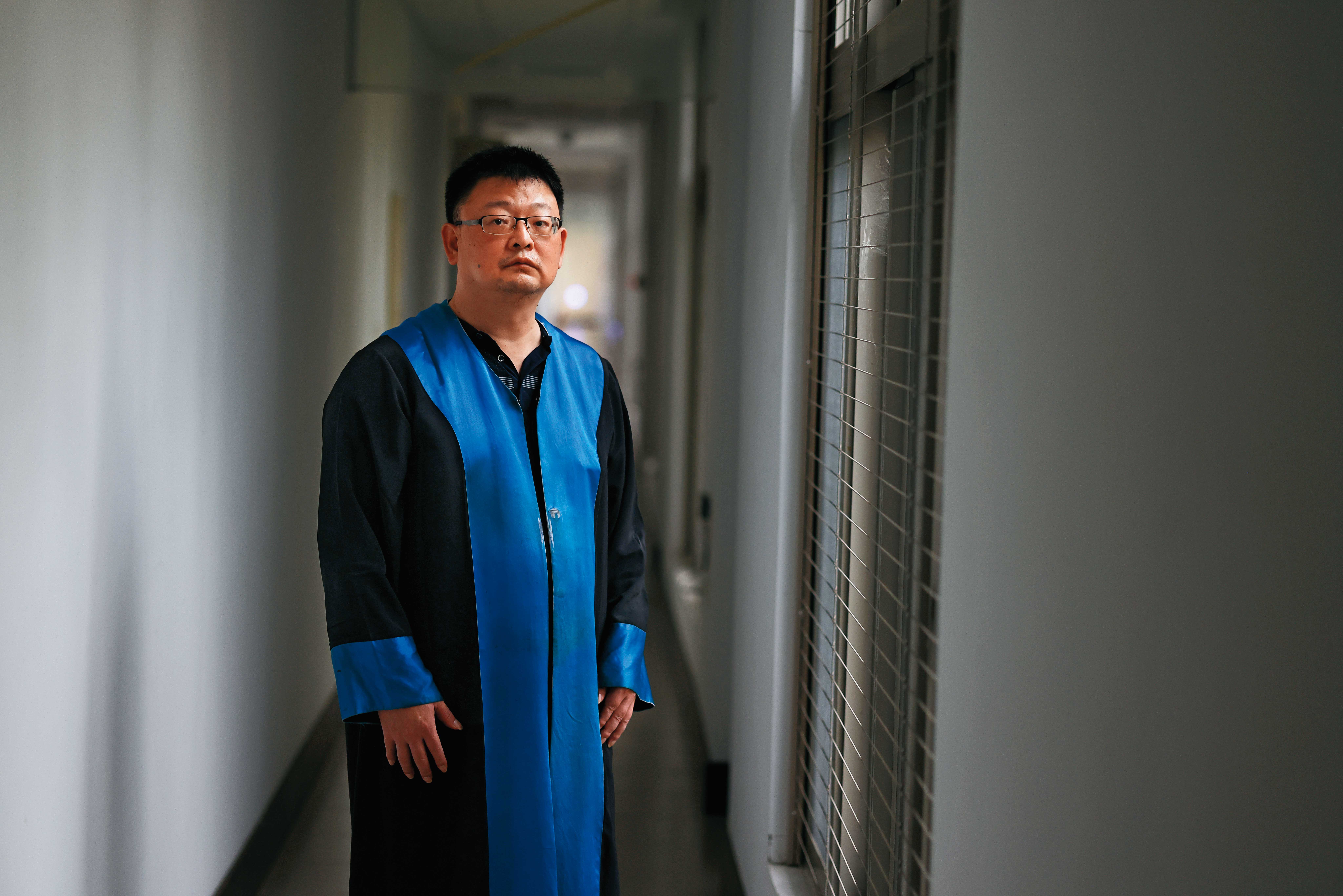 6年多前，法官鮑慧忠在開庭時當庭昏倒，緊急開刀後歷經3個月復健，才得以重回法院。