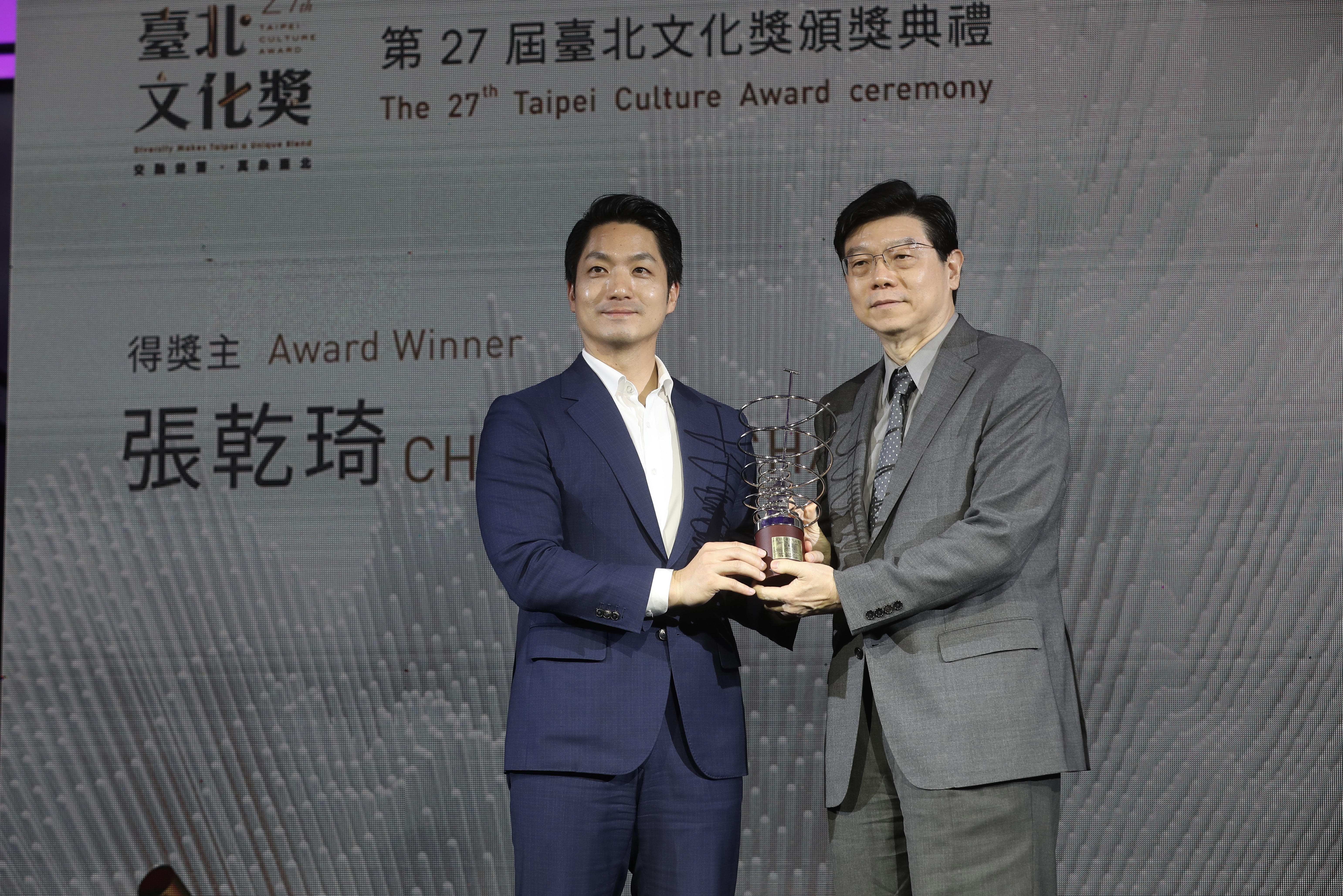 紀實攝影詩人張乾琦獲得台北文化獎，由《鏡週刊》社長裴偉代為領獎。