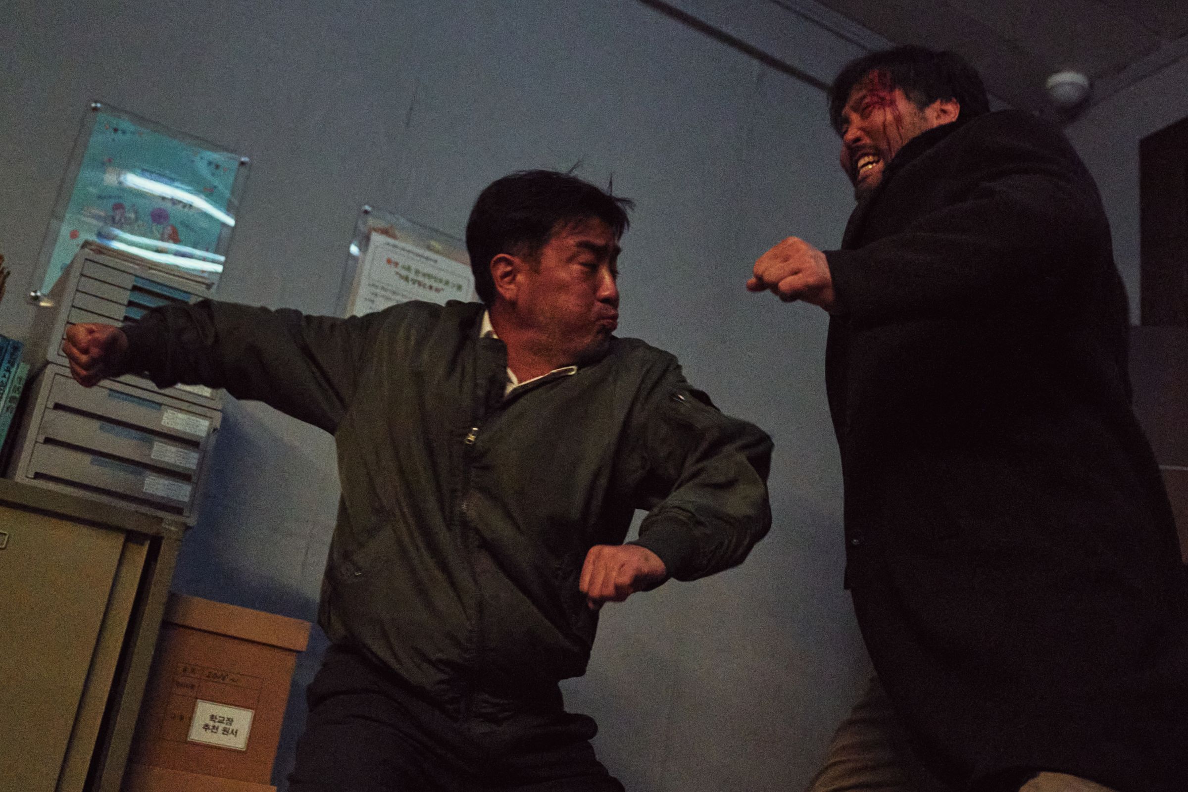 《MOVING異能》中有許多激烈的動作戲,柳承龍(左)表示但因拍攝過程非常有趣,演員們也很少喊累。(Disney+提供)