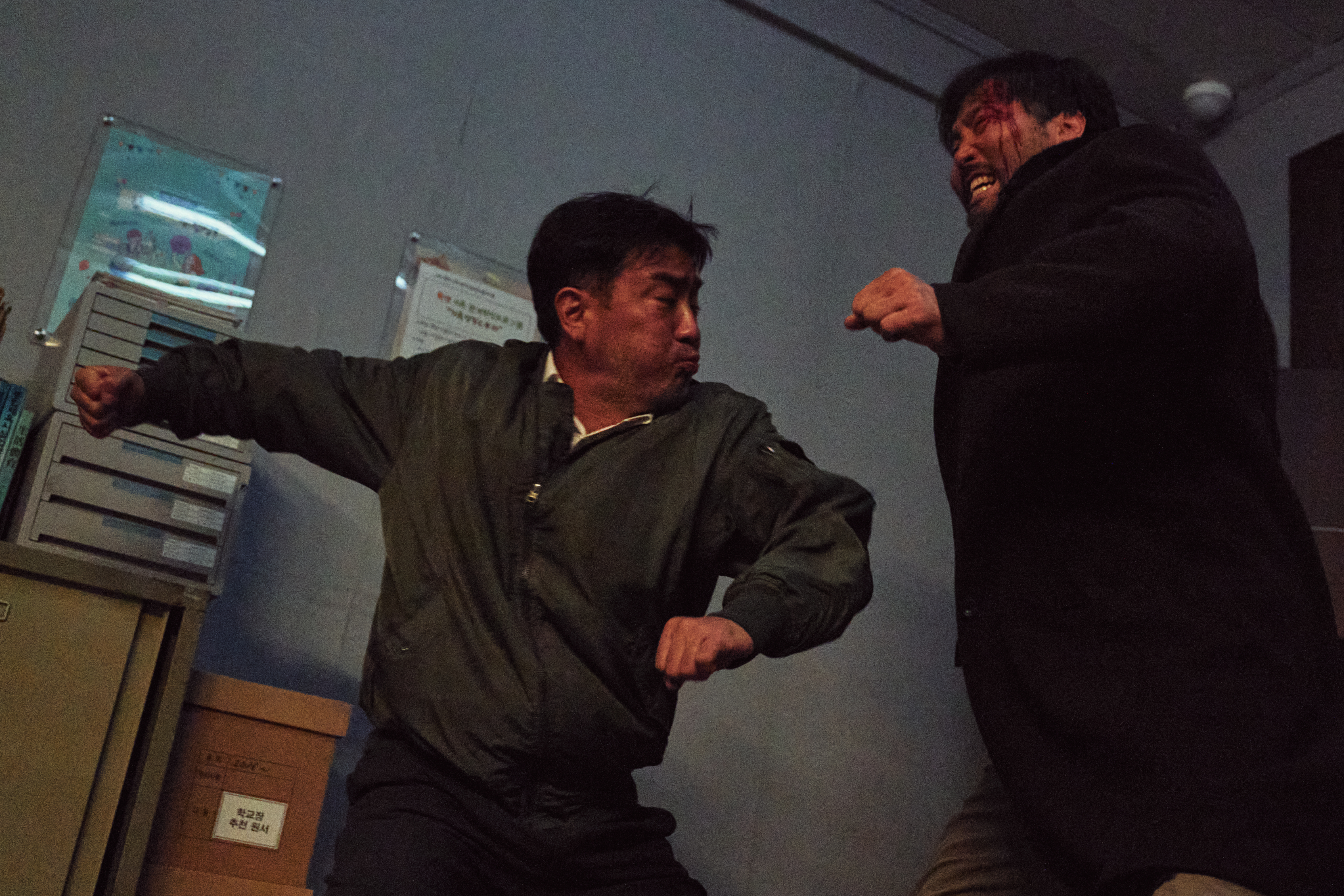 《MOVING異能》中有許多激烈的動作戲,柳承龍(左)表示但因拍攝過程非常有趣,演員們也很少喊累。(Disney+提供)