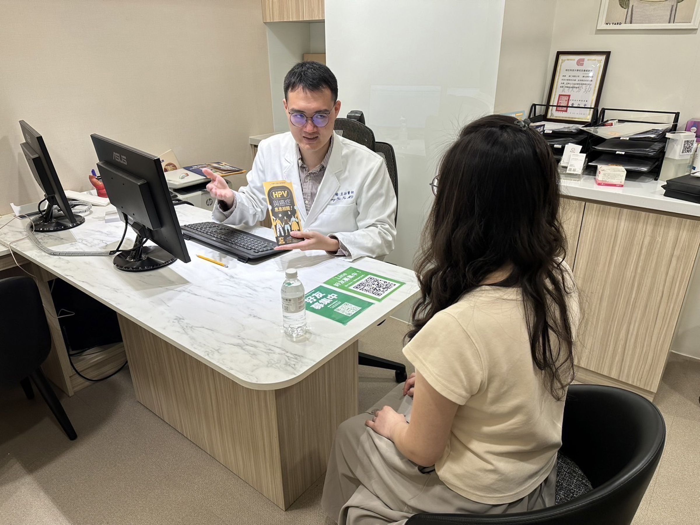 顧家醫療泌尿科診所總院長顧芳瑜觀察到，診所暑假期間性病求診個案數至少增加兩成，而且以18-25歲的學生族群居多，有不少是因約砲或一夜情等危險性行為而中招。（顧家醫療泌尿科診所提供）