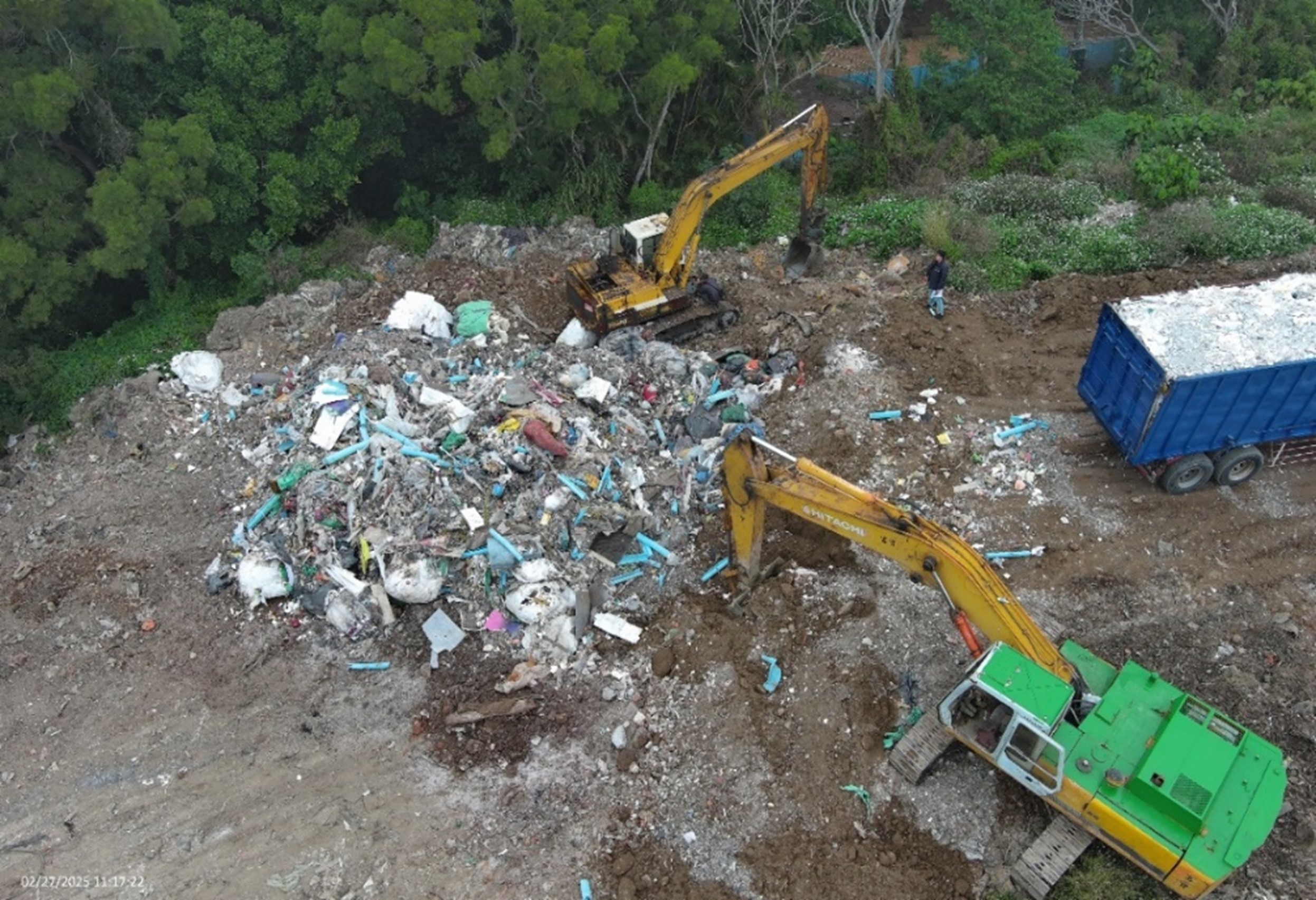 專案小組開挖遭竊佔國有地。（台中地檢署提供）